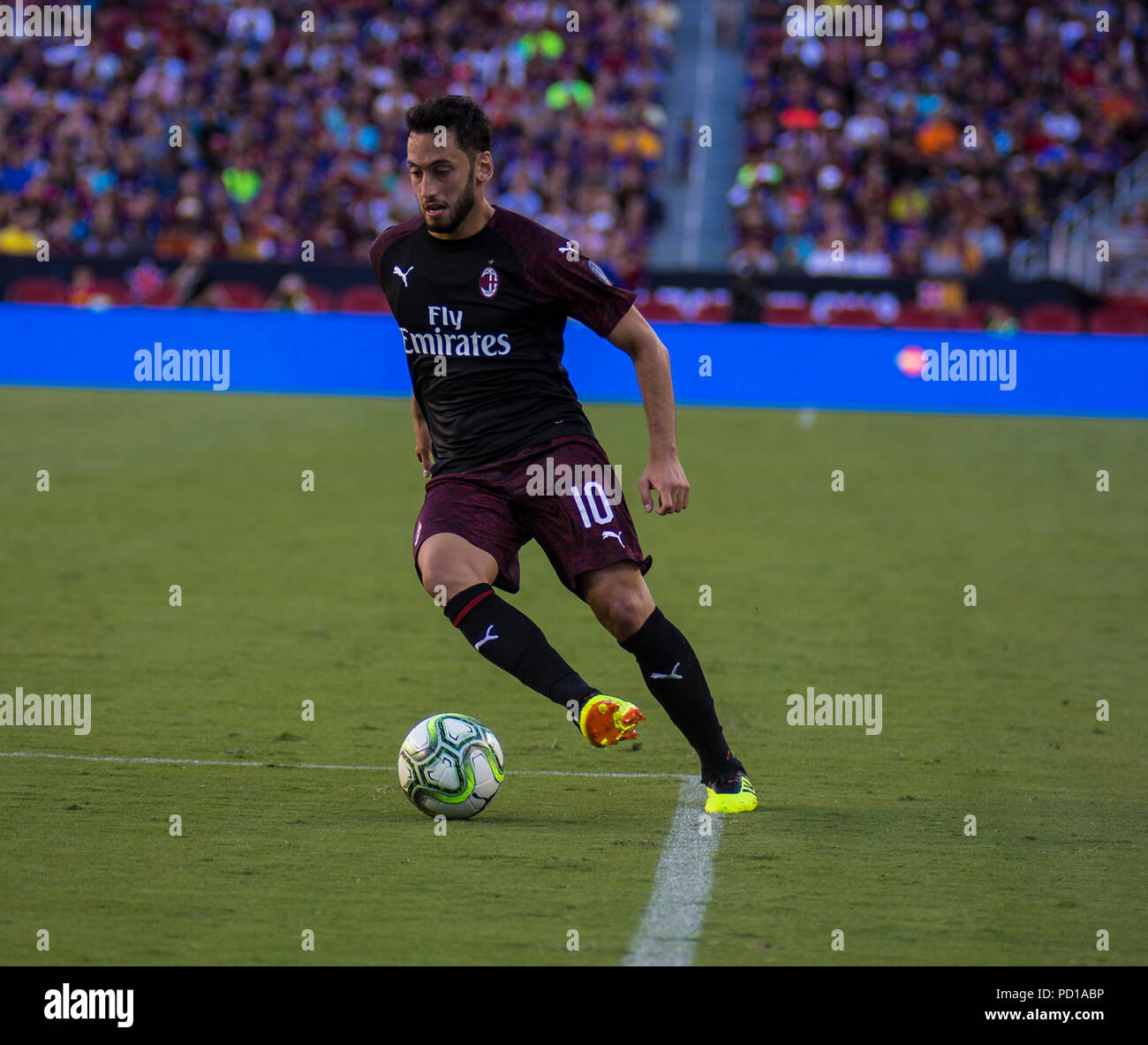 Santa Clara, CA USA. 04 Aug, 2018. AC Mailand #10 Calhanoglu Hakan bringt den Ball Feld während der internationalen Meisterschaft cup Spiel zwischen A.C. Mailand und FC Barcelona mit 1:0 gewinnen bei Levi Stadion Santa Clara, Calif. Thurman James/CSM/Alamy leben Nachrichten Stockfoto