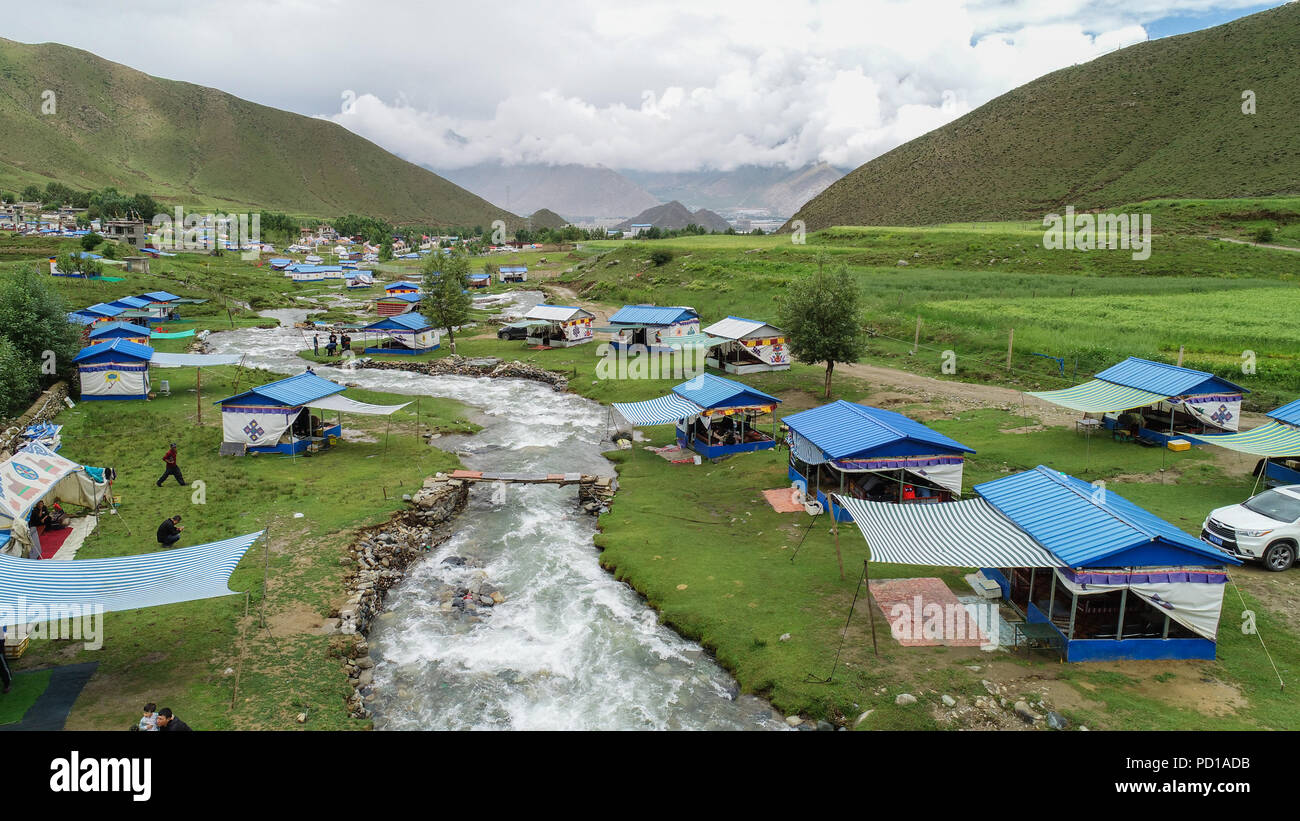 Lhasa, Tibet. 5. August 2018. Luftaufnahme auf Aug 4, 2018 zeigt Zelte durch Menschen zu genießen' Linga' am Stadtrand von Lhasa, der Hauptstadt von Südwesten Chinas Tibet autonomen Region berücksichtigt. "Linga' bedeutet Freizeit im Wald. In Lhasa, Menschen folgen eine Tradition zu 'Linga' während die Menschen Lager heraus und Haben ein Picknick im Park oder Vororten verbringen. Sie bringen immer lokale Lebensmittel wie Butter Kaffee, frisch gebackene Kuchen, getrocknetes Fleisch, Desserts und Früchten mit Ihnen in einem nahe gelegenen Wiese die "Linga' mit ihren Angehörigen und Freunden zu verbringen. "Linga' beginnt in der Regel ab Anfang Mai und geht Stockfoto