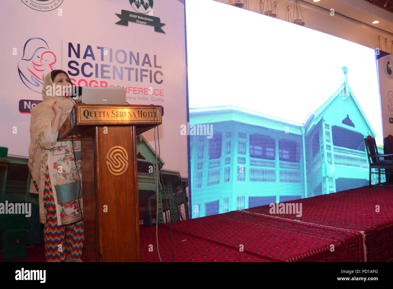 Quetta, Pakistan. August 04 2018: Leitender Gynäkologe Professor Dr. Aysha Sidiqa Adressierung an Nationalen wissenschaftlichen SOGP Konferenz über die Gesundheit von Frauen durch SOGP Balochistan Kapitel im Serena Hotel organisiert. Credit: ZMA Fotos/Alamy leben Nachrichten Stockfoto