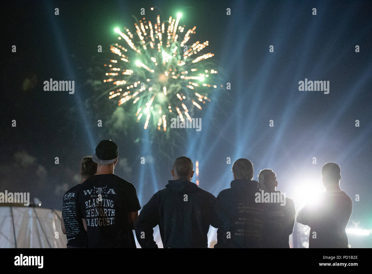 Wacken, Deutschland. 05 Aug, 2018. Festival Besucher Folgen der Schließung Feuerwerk über dem Wacken Open Air-Festival. Rund 75.000 Besucher zahlen hatte zu der Gemeinschaft der 1800 Einwohner für die 29. Ausgabe des Festivals reiste. Credit: Daniel Reinhardt/dpa/Alamy leben Nachrichten Stockfoto