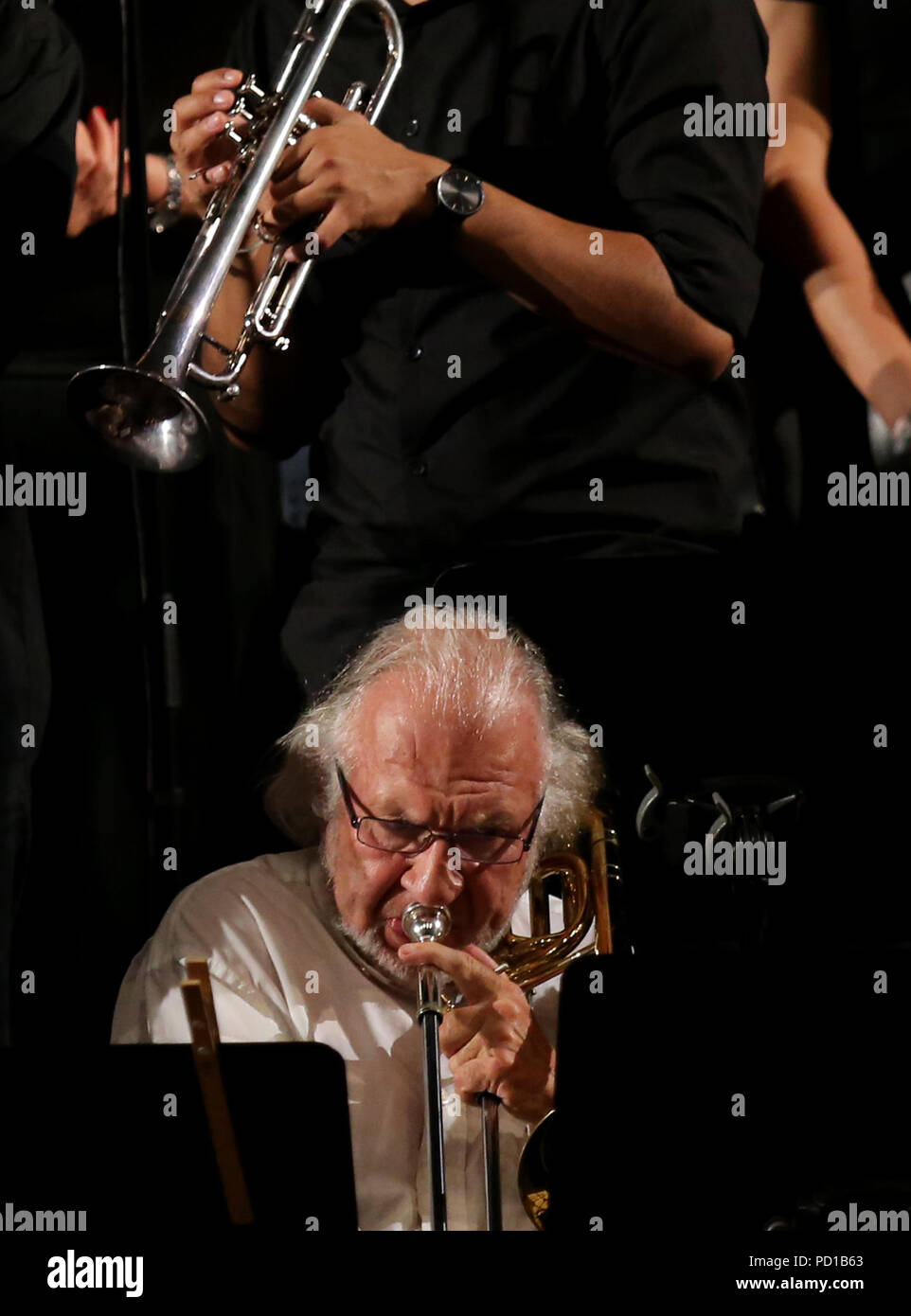 Nablus. 4 Aug, 2018. Europäische und palästinensischen Musikern Ludwig van Beethovens Symphonie Nr. 9 während ein Musikfestival in der West Bank Stadt Nablus, am 4. August 2018. Credit: Ayman Nobani/Xinhua/Alamy leben Nachrichten Stockfoto