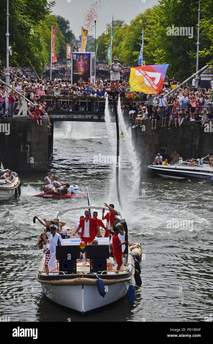 Amsterdam, Niederlande, 4. August 2018: Flyboarder an der Prinsengracht Holding ein Stolz Amsterdam Flagge in der Zeit der Stolz Boot Parade Credit: Adam Szuly Fotografie/Alamy leben Nachrichten Stockfoto