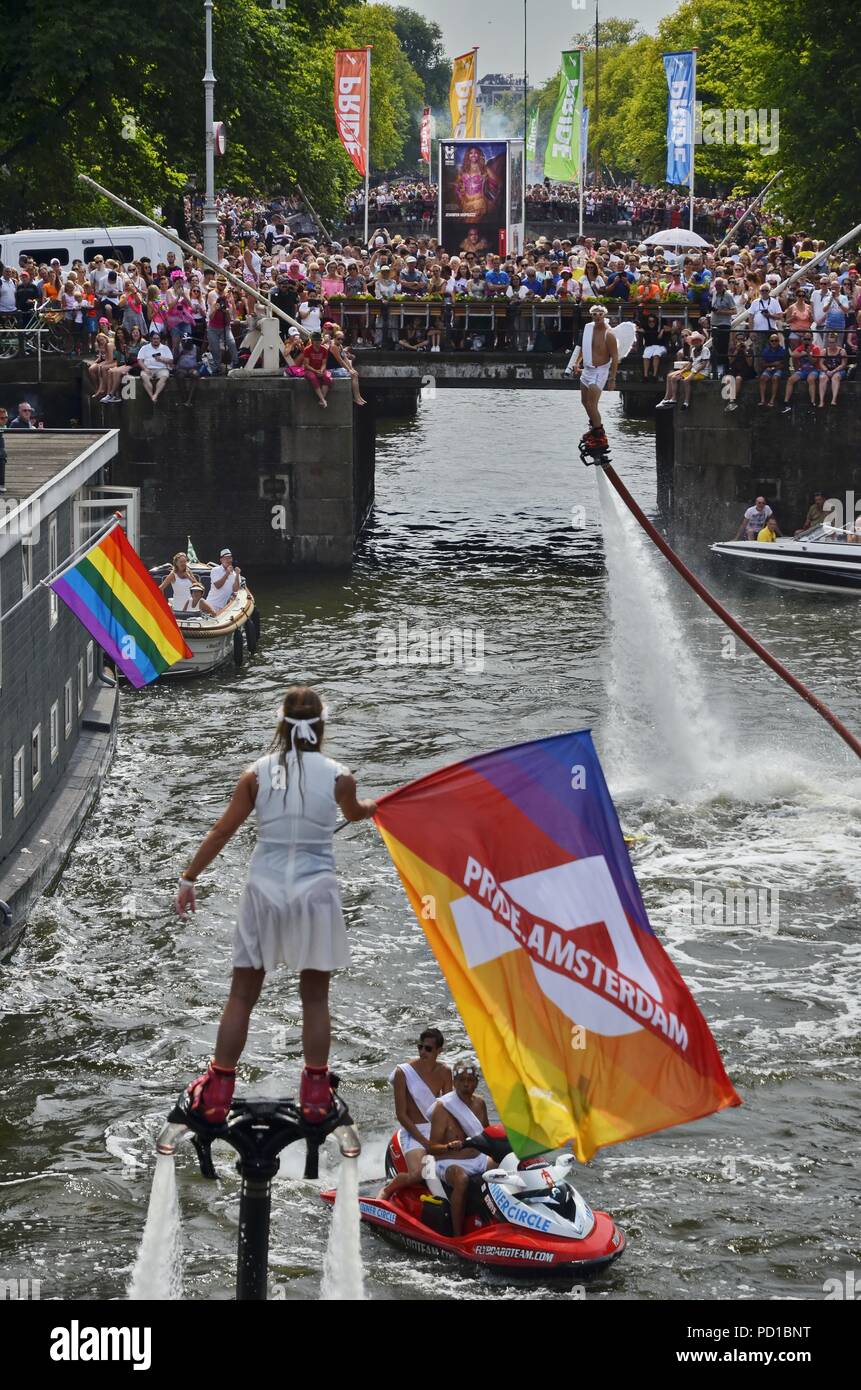 Amsterdam, Niederlande, 4. August 2018: zwei flyboarders an der Prinsengracht, einer von ihnen, ein Stolz Amsterdam Flagge in der Zeit der Stolz Boot Parade Credit: Adam Szuly Fotografie/Alamy leben Nachrichten Stockfoto