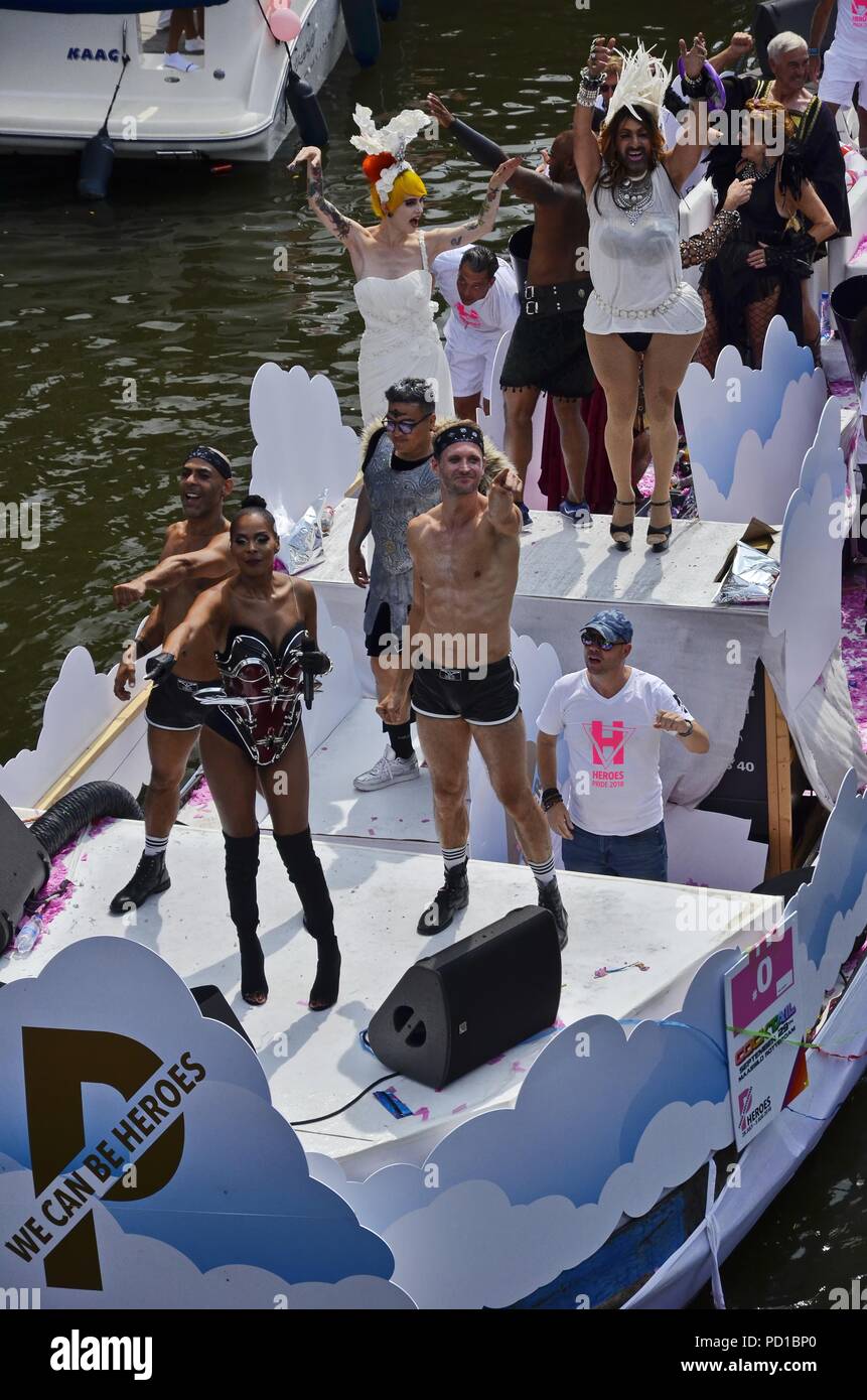 Amsterdam, Niederlande, 4. August 2018: Party Leute auf dem Boot führen (Nummer 0), die das Thema slogen, "Wir sind Helden" in der Zeit der Stolz Boot Parade Credit werden können: Adam Szuly Fotografie/Alamy leben Nachrichten Stockfoto