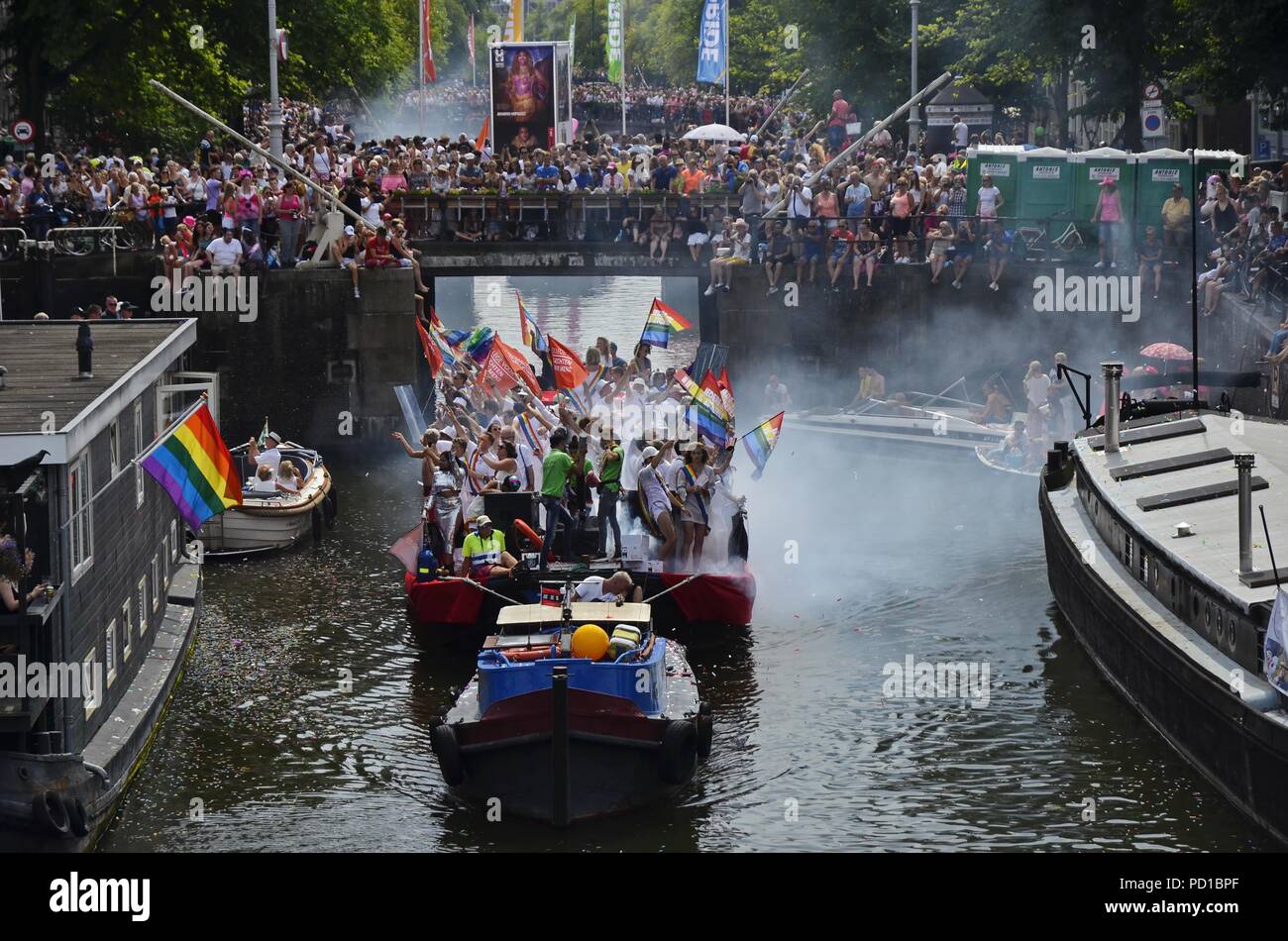 Amsterdam, Niederlande, 4. August 2018: Das ADAM Toren Boot auf den Prinsengracht Kanal in der Zeit der Stolz Boot Parade unter den Zuschauern Kredit: Adam Szuly Fotografie/Alamy leben Nachrichten Stockfoto