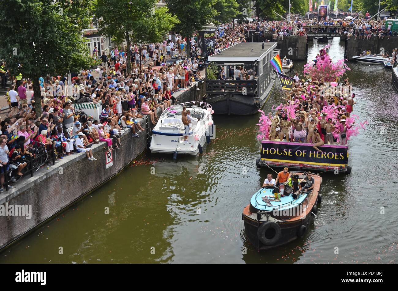 Amsterdam, Niederlande, 4. August 2018: Das Haus der Helden Boot auf den Prinsengracht Kanal in der Zeit der Stolz Boot Parade unter den Zuschauern Kredit: Adam Szuly Fotografie/Alamy leben Nachrichten Stockfoto