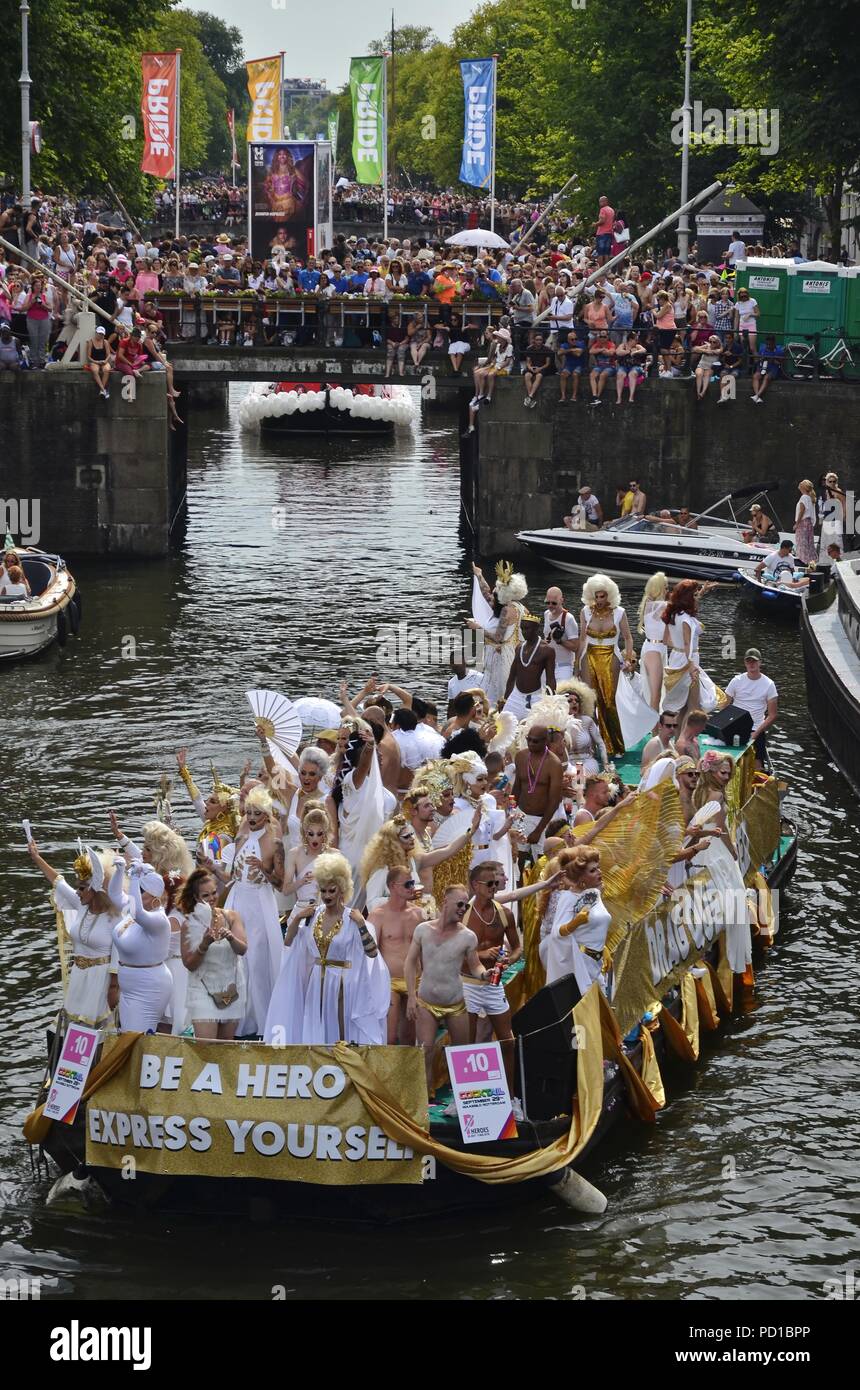 Amsterdam, Niederlande, 4. August 2018: Die Bar De Regenboog Boot auf den Prinsengracht Kanal in der Zeit der Stolz Boot Parade unter den Zuschauern Kredit: Adam Szuly Fotografie/Alamy leben Nachrichten Stockfoto