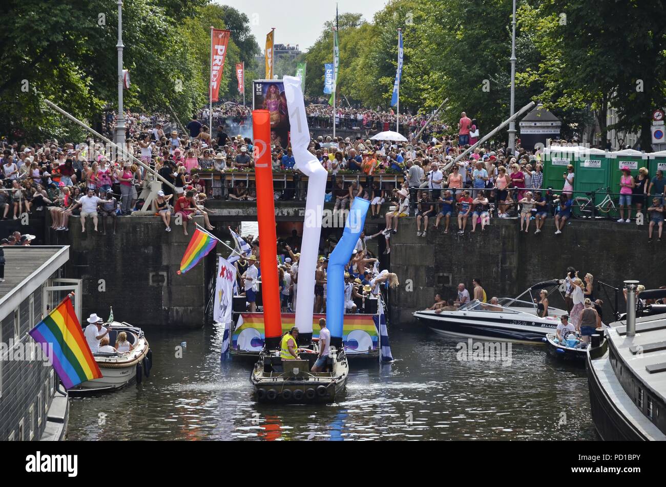Amsterdam, Niederlande, 4. August 2018: Party Boot auf den Prinsengracht Kanal in der Zeit der Stolz Boot Parade unter den Zuschauern Kredit: Adam Szuly Fotografie/Alamy leben Nachrichten Stockfoto