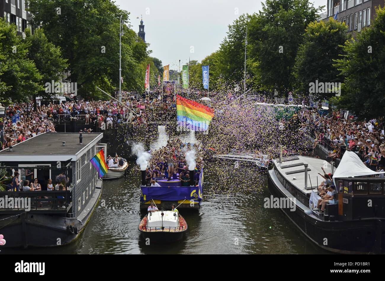 Amsterdam, Niederlande, 4. August 2018: Der PWC-Boot auf den Prinsengracht Kanal in der Zeit der Stolz Boot Parade unter den Zuschauern Kredit: Adam Szuly Fotografie/Alamy leben Nachrichten Stockfoto