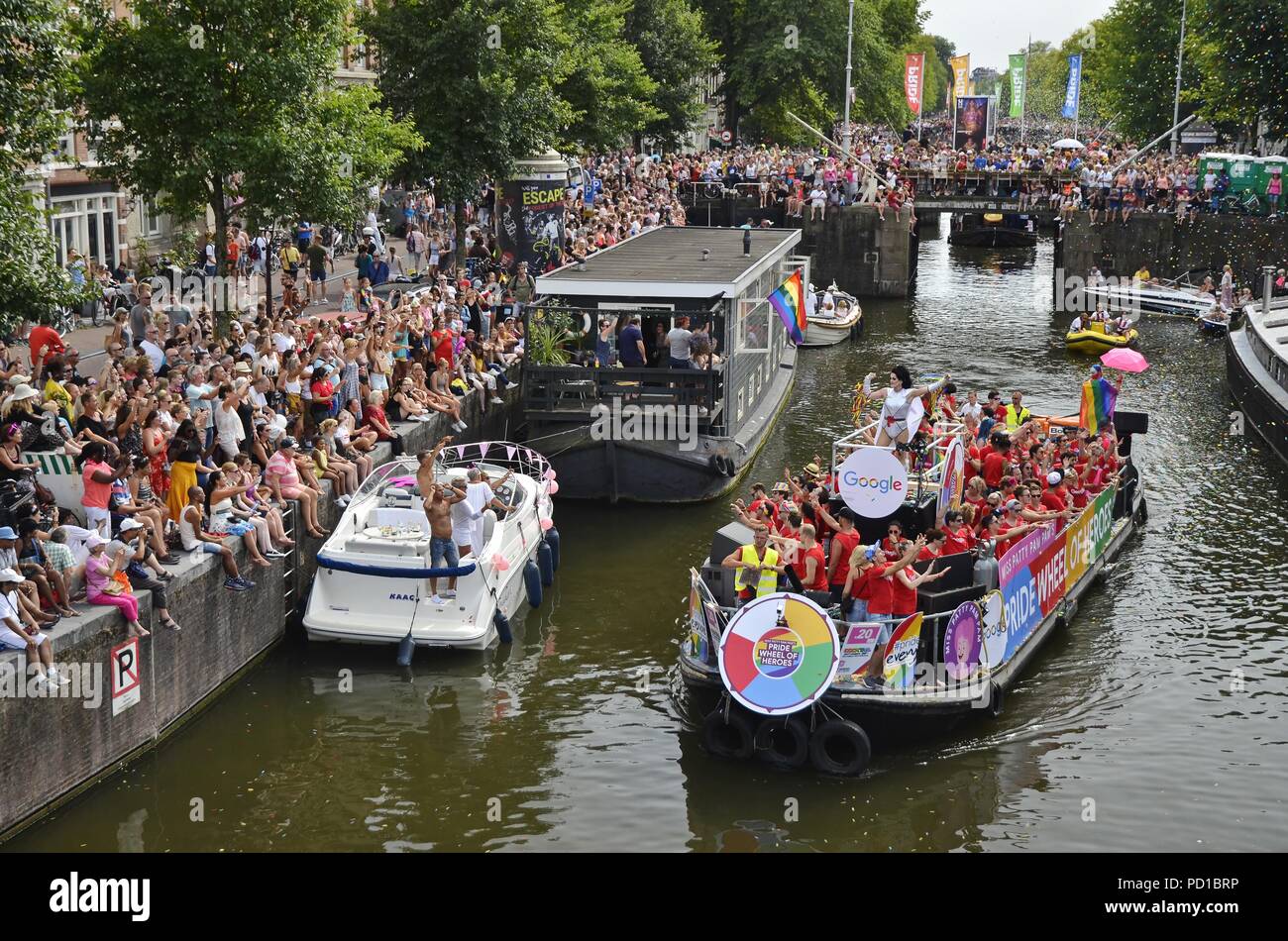 Amsterdam, Niederlande, 4. August 2018: Das Google Holland/Niederlande Boot an der Prinsengracht im Zeitpunkt der Stolz Boot Parade unter den Zuschauern Kredit: Adam Szuly Fotografie/Alamy leben Nachrichten Stockfoto