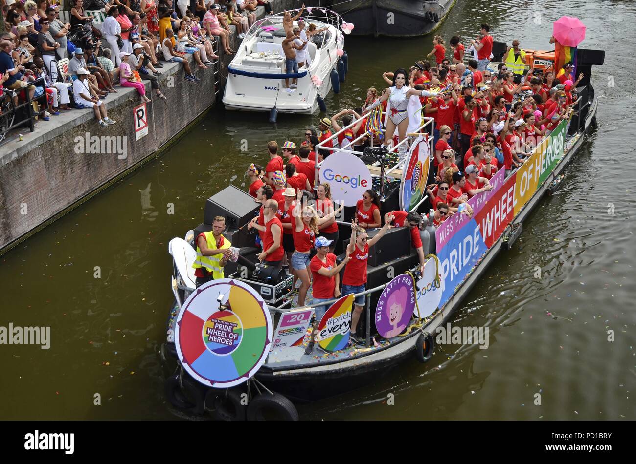 Amsterdam, Niederlande, 4. August 2018: Das Google Holland/Niederlande Boot an der Prinsengracht im Zeitpunkt der Stolz Boot Parade unter den Zuschauern Kredit: Adam Szuly Fotografie/Alamy leben Nachrichten Stockfoto
