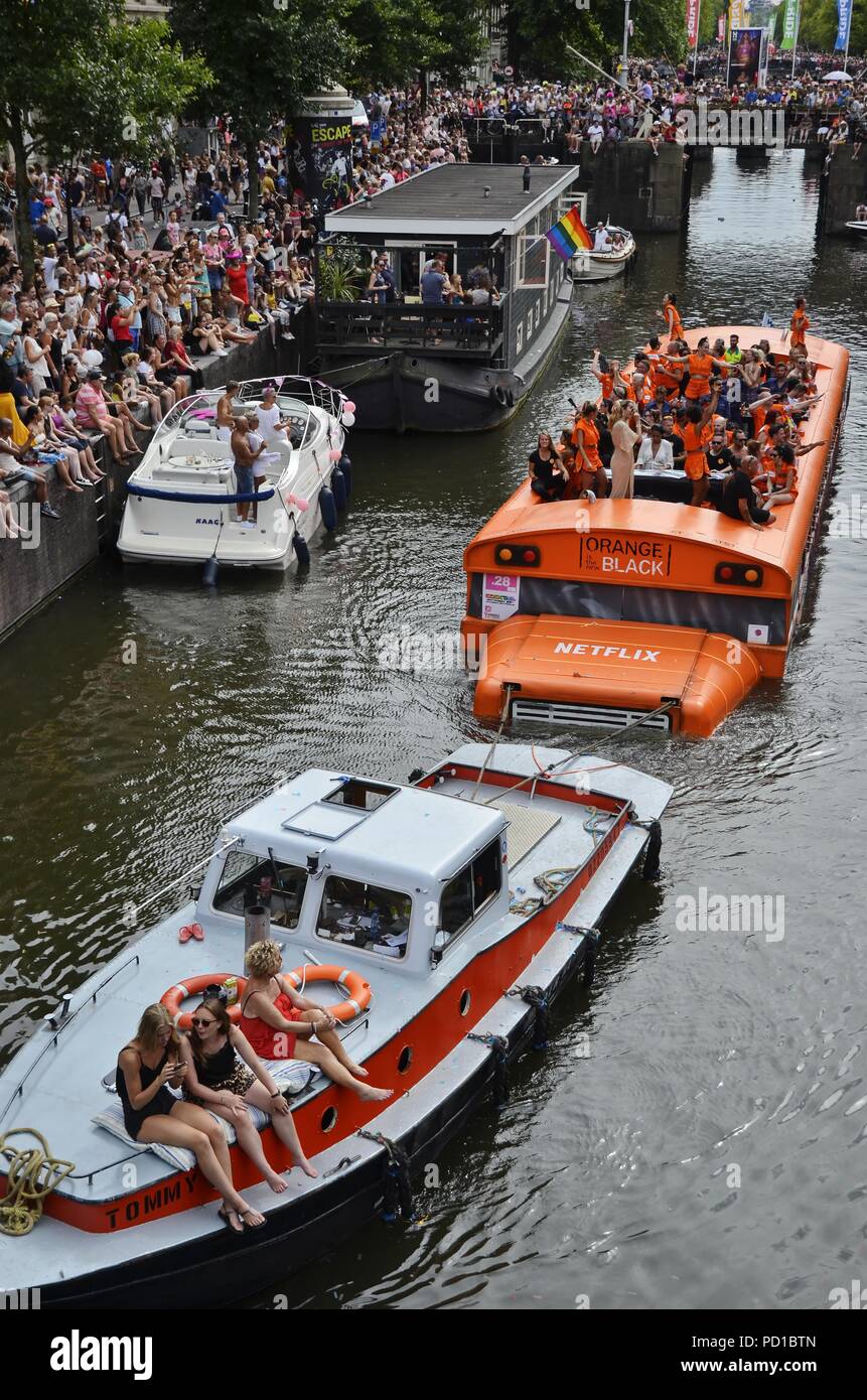 Amsterdam, Niederlande, 4. August 2018: Das Streaming-angebot Boot auf den Prinsengracht Kanal in der Zeit der Stolz Boot Parade unter den Zuschauern Kredit: Adam Szuly Fotografie/Alamy leben Nachrichten Stockfoto