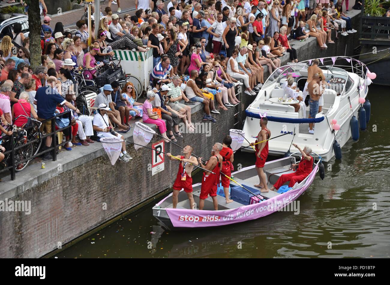 Amsterdam, Niederlande, 4. August 2018: Spende Boot der Aids Foundation (Fonds) auf den Prinsengracht Kanal in der Zeit der Stolz Boot Parade unter den Zuschauern Kredit: Adam Szuly Fotografie/Alamy leben Nachrichten Stockfoto