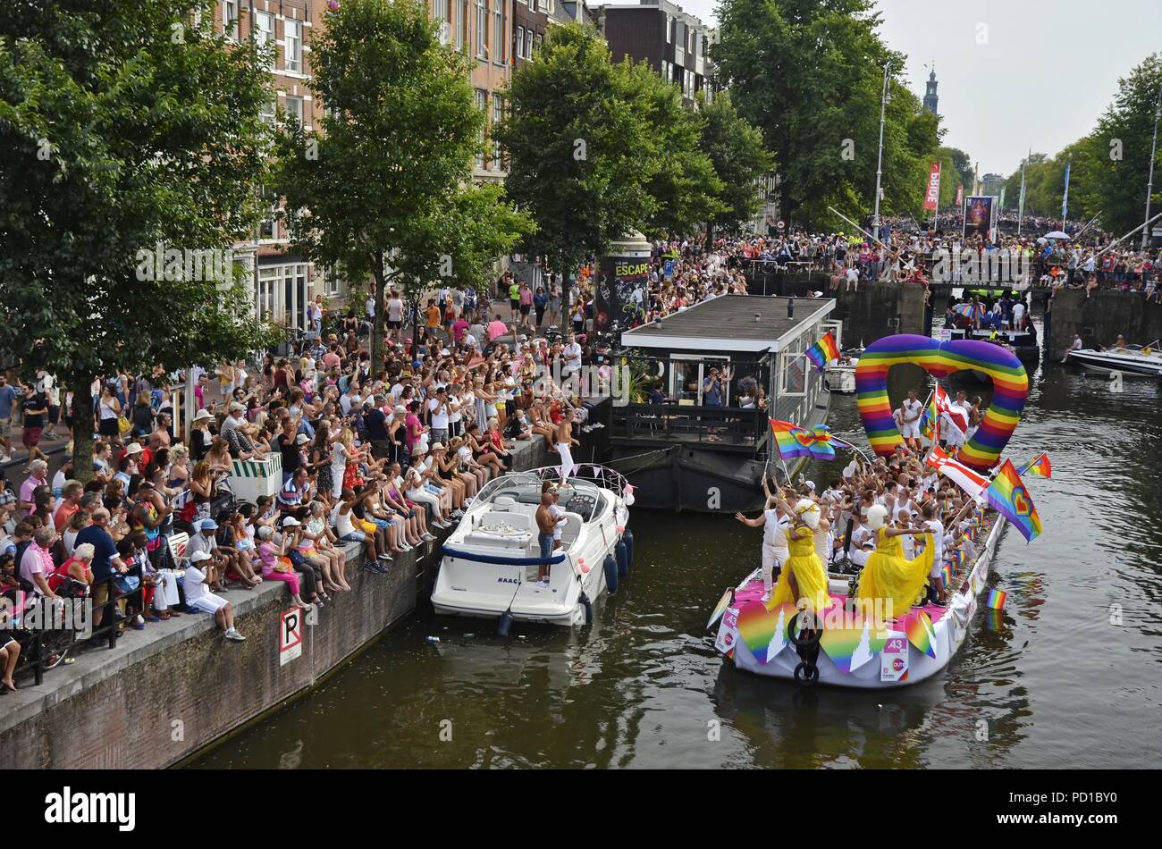 Amsterdam, Niederlande, 4. August 2018: Das Landelijk Netwerk Biseksualiteit Boot an der Prinsengracht im Zeitpunkt der Amsterdam Pride boat Parade unter den Zuschauern Kredit: Adam Szuly Fotografie/Alamy leben Nachrichten Stockfoto