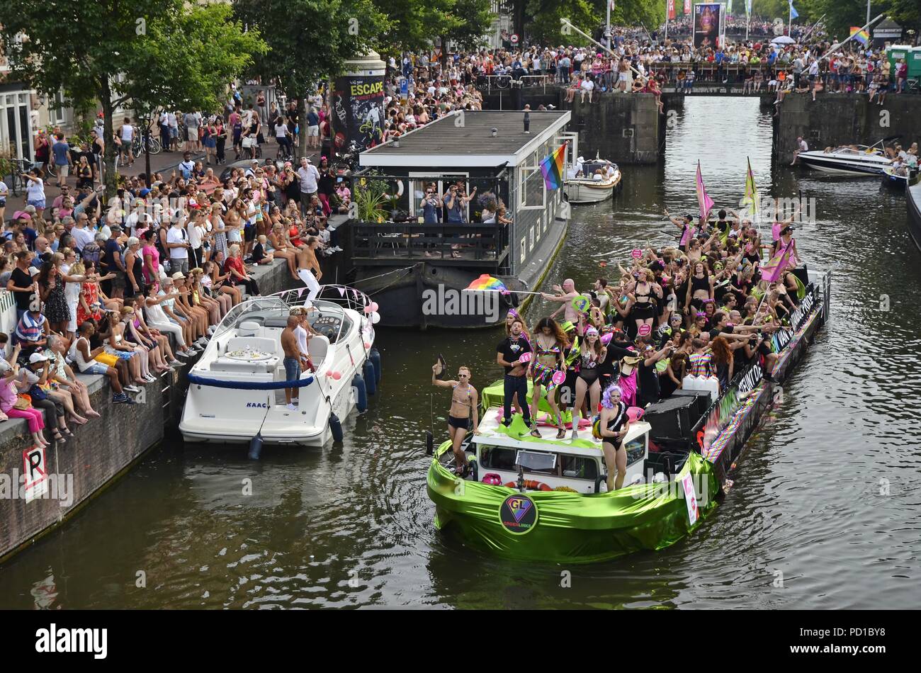 Amsterdam, Niederlande, 4. August 2018: Die Groen Links Boot an der Prinsengracht im Zeitpunkt der Amsterdam Pride boat Parade, unter den Zuschauern Kredit: Adam Szuly Fotografie/Alamy leben Nachrichten Stockfoto