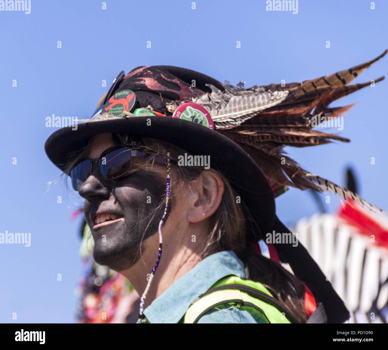 Sidmouth, Großbritannien. 5. August 2018. Folk Festival - Trotz rassistischer Proteste in den letzten Jahren behalten einige Tänzer während eines Tanztages auf der Strandpromenade von Sidmouth, Devon, den ursprünglichen „schwarzen Gesichtsausdruck“. Der Ursprung des Ansehens reicht viele Jahrhunderte zurück und wurde verwendet, um die Gesichter der Tänzer zu verbergen. Stockfoto