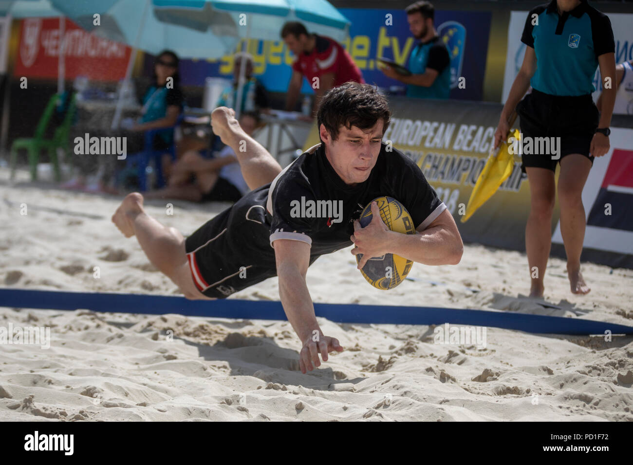 Moskau, Russland. 5 Aug, 2018. Ein österreichischer Spieler während eines Europäischen Beach Rugby Championship Match zwischen nationalen der Männer Teams von Kroatien und Österreich. Credit: Nikolay Winokurow/Alamy leben Nachrichten Stockfoto