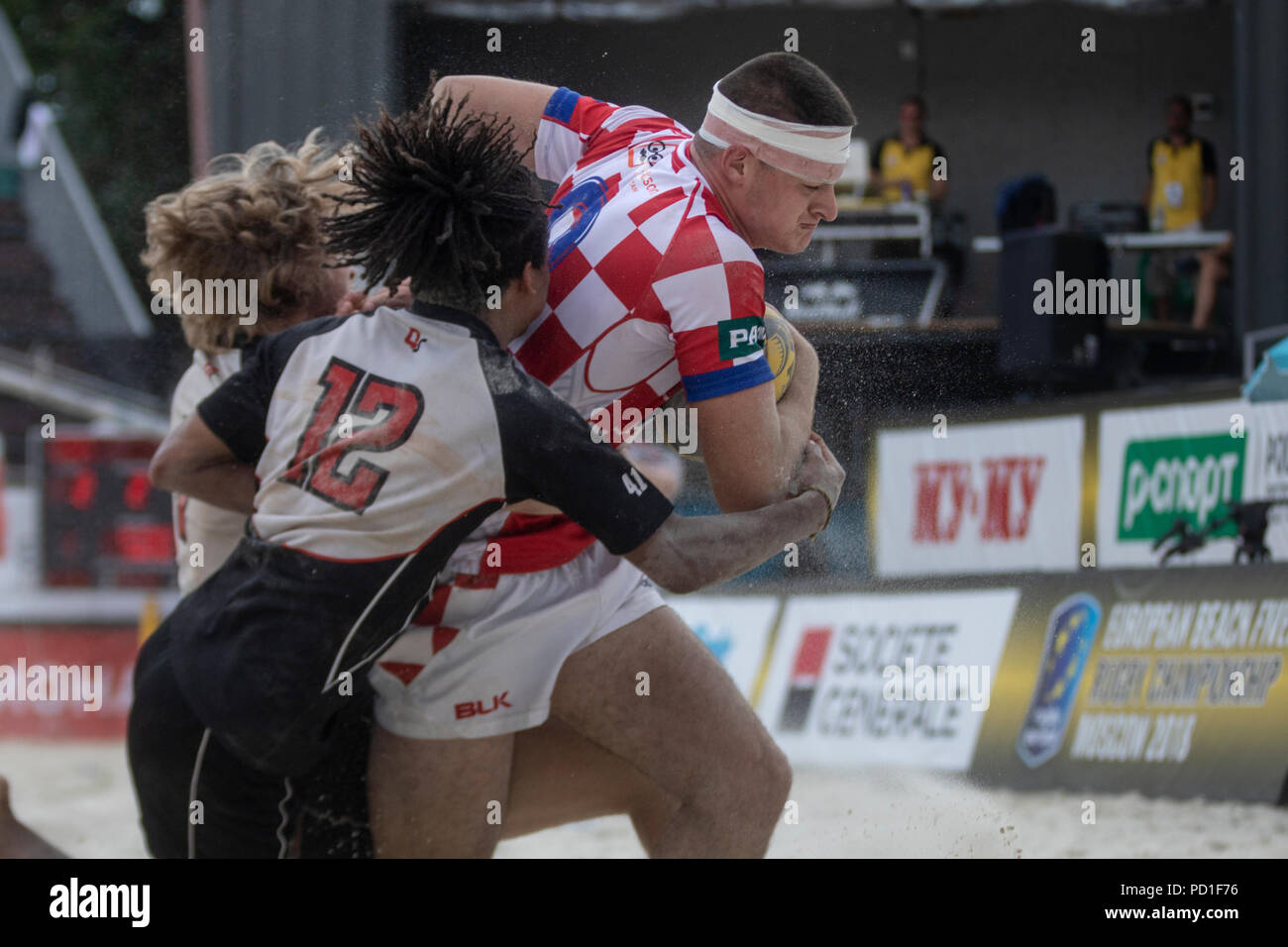 Moskau, Russland. 5 Aug, 2018. Ein kroatischer Spieler und österreichische Spieler während eines Europäischen Beach Rugby Championship Match zwischen nationalen der Männer Teams von Kroatien und Österreich. Credit: Nikolay Winokurow/Alamy leben Nachrichten Stockfoto