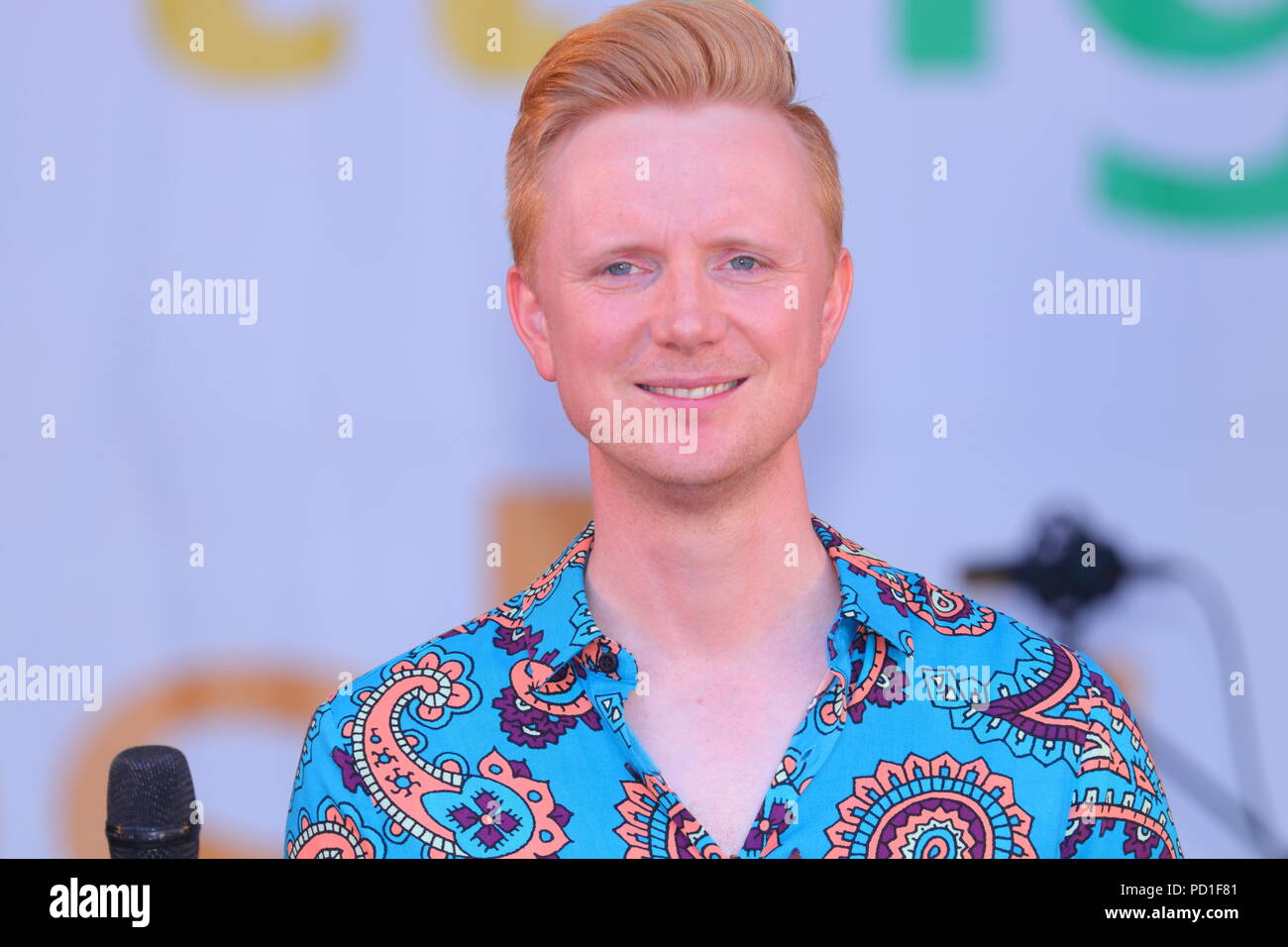 BBC Wettervorhersagegerät Owain Wyn Evans auf der Bühne in Leeds Hosting der LGBT Pride Event auf Millennium Square im Stadtzentrum von Leeds Stockfoto