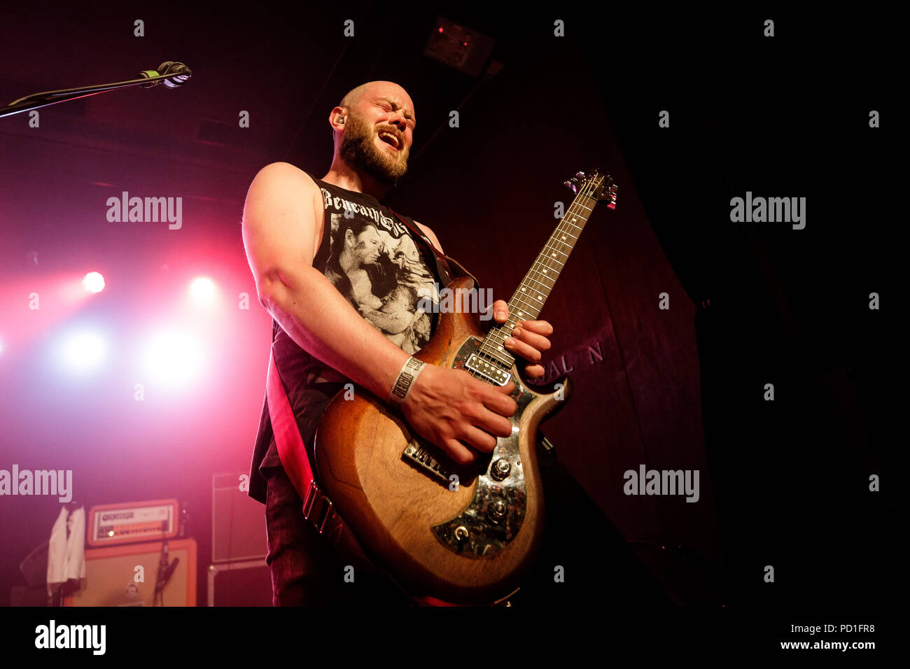 Dänemark, Kopenhagen - August 3, 2018. Die amerikanische Doom-Metal-Band Pallbearer führt ein Live Konzert bei VEGA in Kopenhagen. Hier Sänger und Musiker Brett Campbell ist live auf der Bühne gesehen. (Foto: Gonzales Foto - Peter Troest). Stockfoto