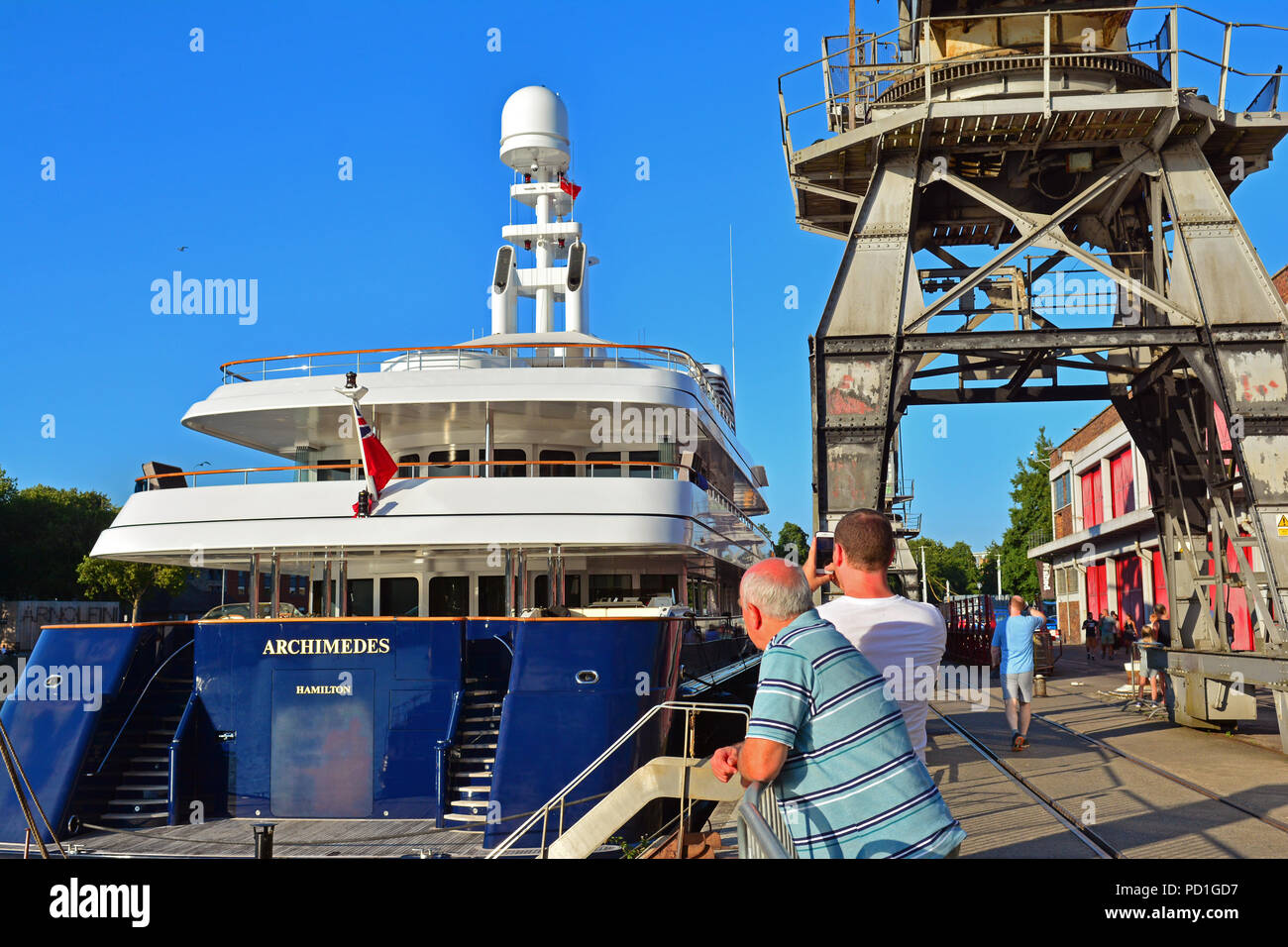 Bristol, UK. 5. August 2018. An einem sehr heißen Nachmittag Passant in Bristol City Docks waren überrascht, wenn Archimedes ein Super Yacht entlang der Seite des M günstig - Halle direkt gegenüber LLoyds Amphitheater am Sonntag Nachmittag 5. August. Die Super Yacht ist gedacht, um durch eine US-Milliardär James Jim Simons besessen zu werden. Die Archimedes wird gedacht, etwa £ 75 Mio. wert sein. Fliegen die Bermuda Flagge und seiner 68 Meter lang und hat eine Crew von 18 wissenschaftlichen. Robert Timoney/Alamy/Live/Aktuelles Stockfoto