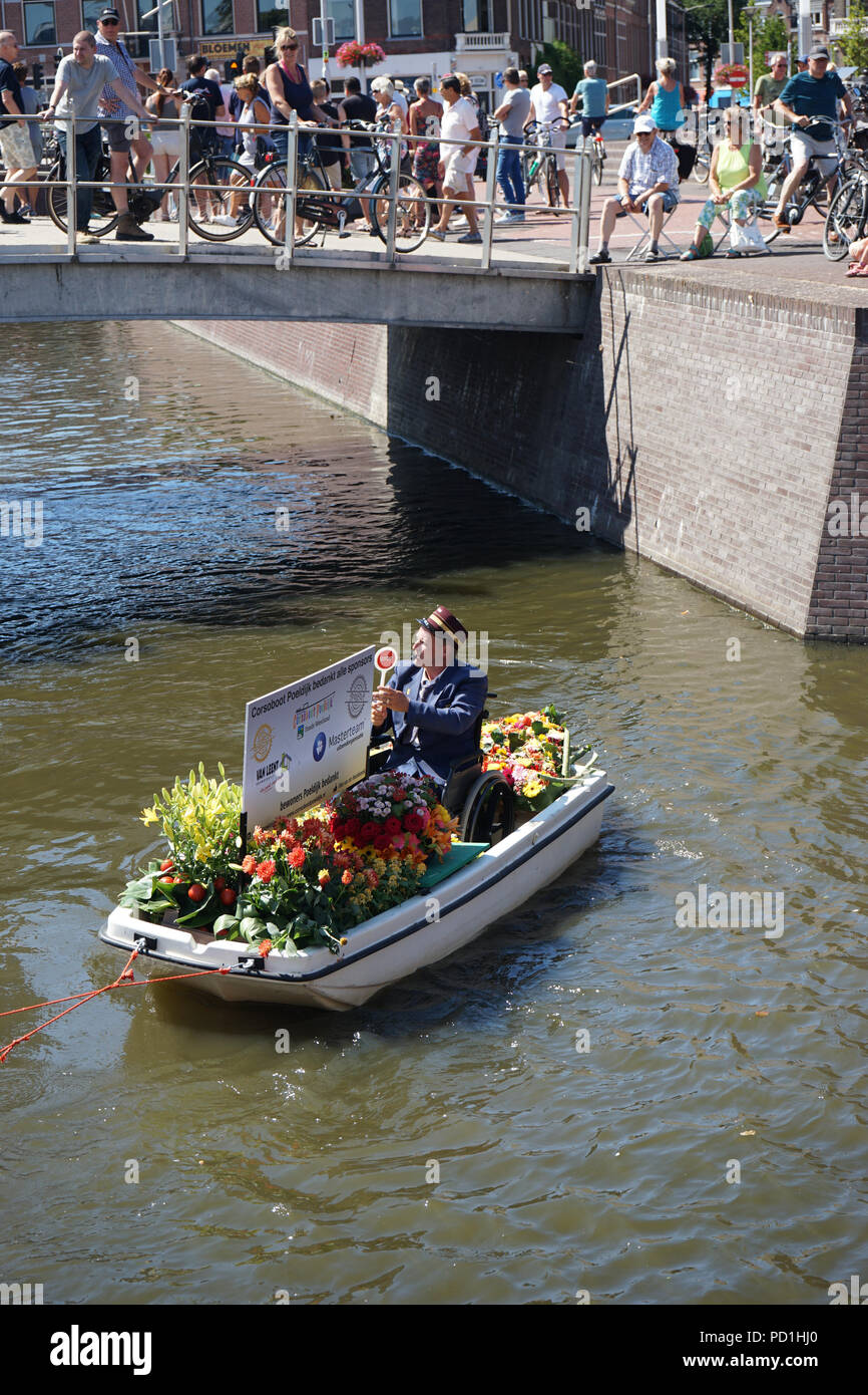 Delft, Niederlande - 5 August 2018: Westland Boot Parade (Varend Corso), festliche Spektakel, Boote mit Gemüse und Blumen, bunten Segeln Blumenkorso in der Region Westland Kredit eingerichtet: SkandaRamana/Alamy leben Nachrichten Stockfoto