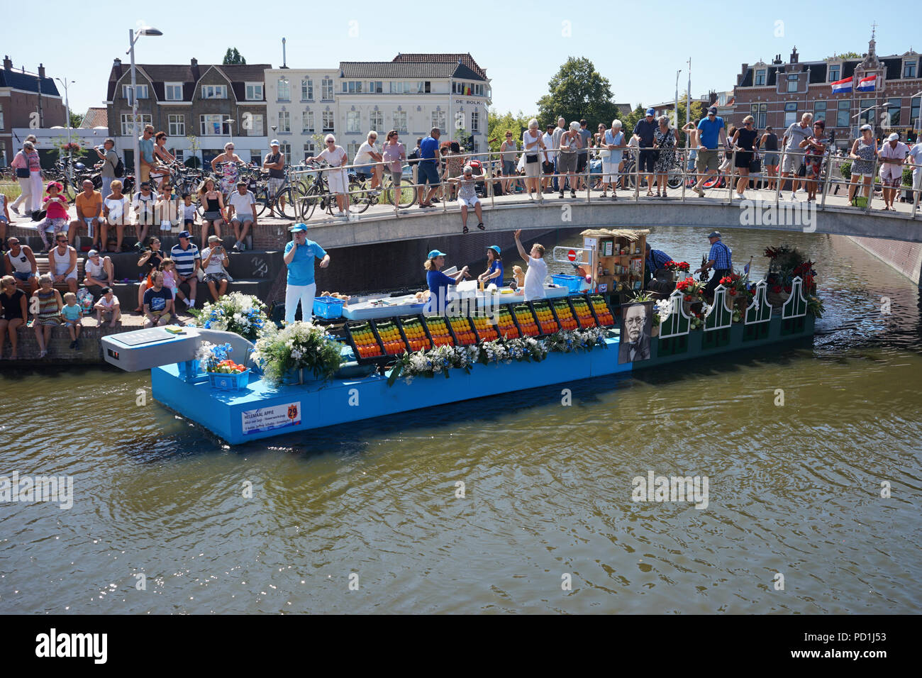 Delft, Niederlande - 5 August 2018: Westland Boot Parade (Varend Corso), festliche Spektakel, Boote mit Gemüse und Blumen, bunten Segeln Blumenkorso in der Region Westland Kredit eingerichtet: SkandaRamana/Alamy leben Nachrichten Stockfoto