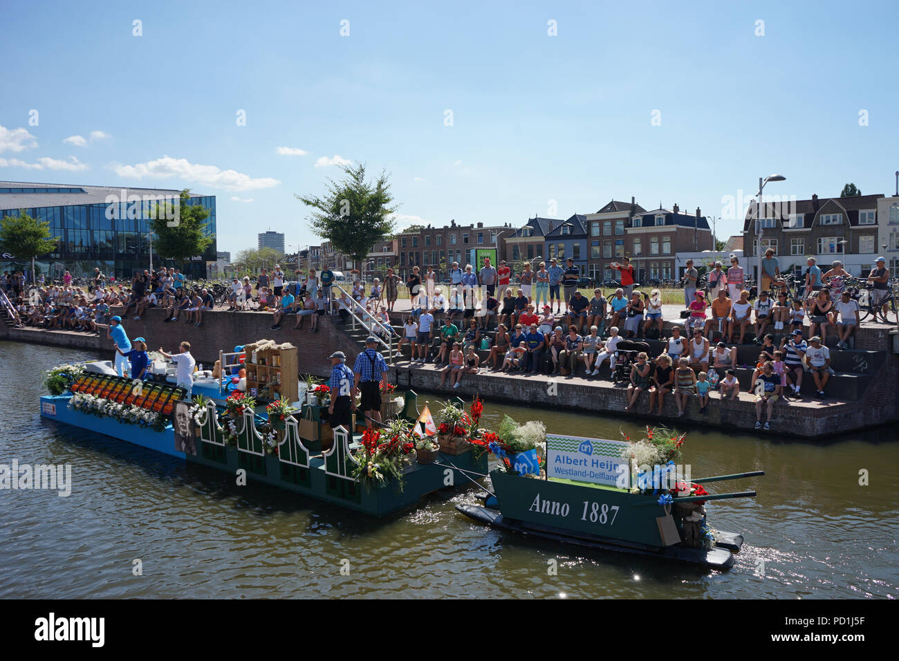 Delft, Niederlande - 5 August 2018: Westland Boot Parade (Varend Corso), festliche Spektakel, Boote mit Gemüse und Blumen, bunten Segeln Blumenkorso in der Region Westland Kredit eingerichtet: SkandaRamana/Alamy leben Nachrichten Stockfoto