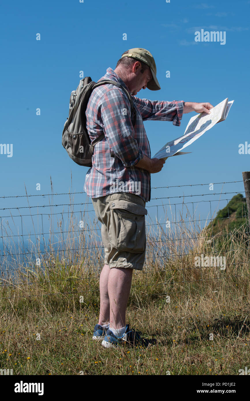 Sidmouth, East Devon, Großbritannien. 5. August 2018. UK Wetter: Sonnenschein und blauer Himmel im East Devon. Ein Wanderer berät seine Karte, wie er genießt die schöne Landschaft und die Küstenlandschaft entlang des South West Coast Path in der Nähe von Sidmouth an einem sehr heißen und sonnigen Tag. Credit: Celia McMahon/Alamy leben Nachrichten Stockfoto