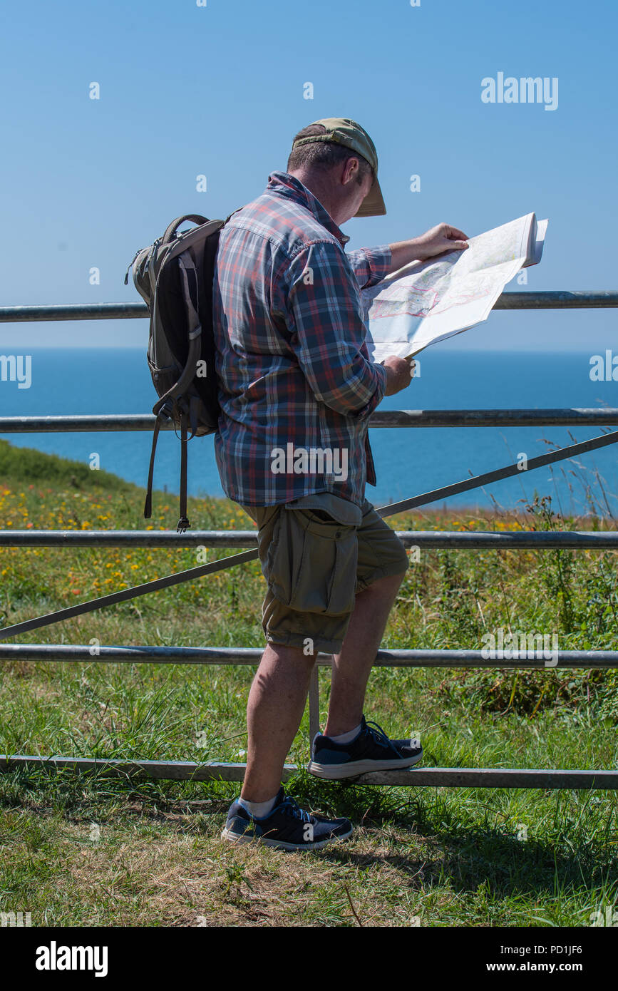 Sidmouth, East Devon, Großbritannien. 5. August 2018. UK Wetter: Sonnenschein und blauer Himmel im East Devon. Ein Wanderer berät seine Karte, wie er genießt die schöne Landschaft und die Küstenlandschaft entlang des South West Coast Path in der Nähe von Sidmouth an einem sehr heißen und sonnigen Tag. Credit: Celia McMahon/Alamy leben Nachrichten Stockfoto