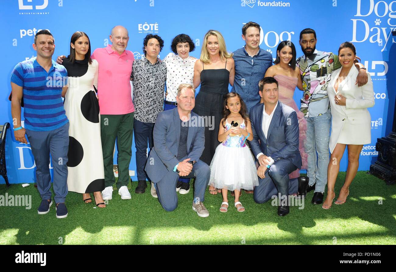 Los Angeles, CA, USA. 5 Aug, 2018. Nina Dobrev, Rob Corddry, Jon Bass, Finn Wolfhard, Jessica St. Clair, Michael Cassidy, Vanessa Hudgens, Ton Bell, Eva Longoria, Elizabeth Caro, Ken Marino in der Ankunftshalle für Hund Tage Premiere, das Atrium in Westfield Century City, Los Angeles, CA August 5, 2018. Credit: Elizabeth Goodenough/Everett Collection/Alamy leben Nachrichten Stockfoto