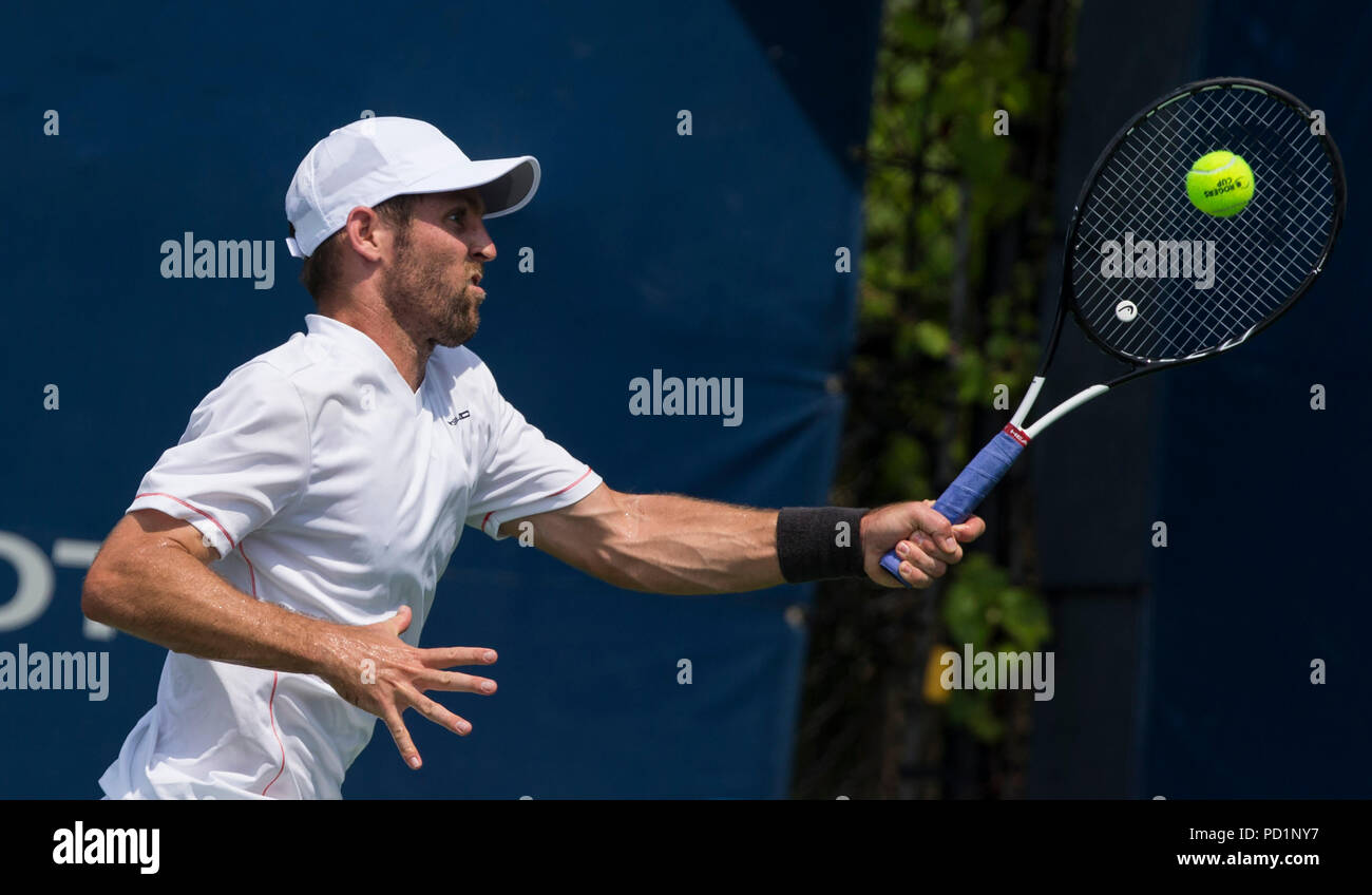 (180806) - TORONTO, August 6, 2018 (Xinhua) - Bradley Klahn der Vereinigten Staaten schlägt zurück während der zweiten Runde von Singles Männer Qualifikationsspiel gegen Mirza Basic von Bosnien und Herzegowina 2018 Rogers Schale in Toronto, Canada, Jan. 5, 2018. Bradley Klahn gewann 2-0 und erweiterte auf das Hauptfeld. (Xinhua / Zou Zheng) Stockfoto