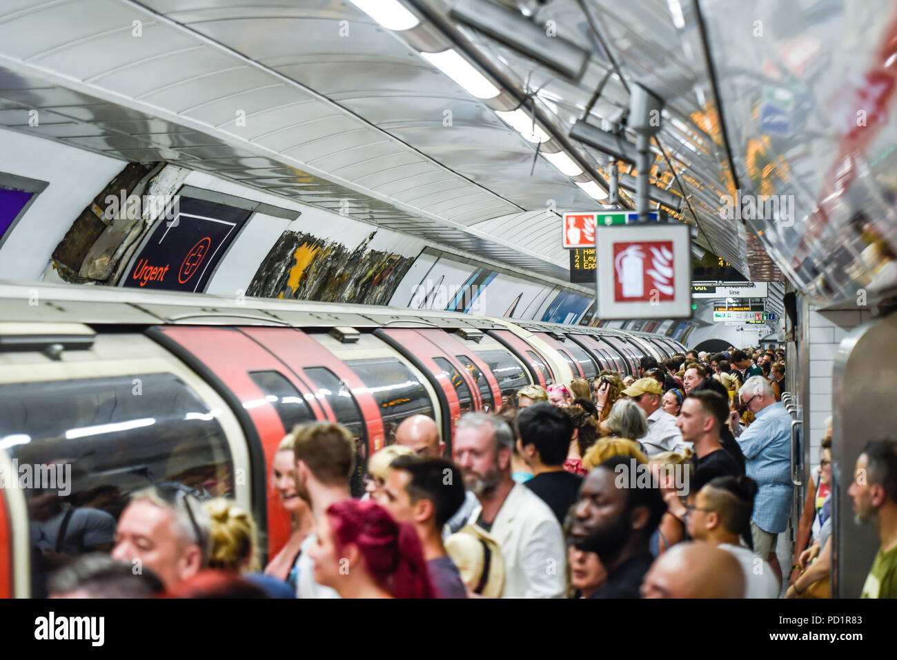 Überfüllten Londoner U-Bahn-Station Plattform und dem Bahnhof, der U-Bahnhof Tottenham Court Road besetzt mit Passagieren zu Spitzenzeiten. Verpackt Stockfoto