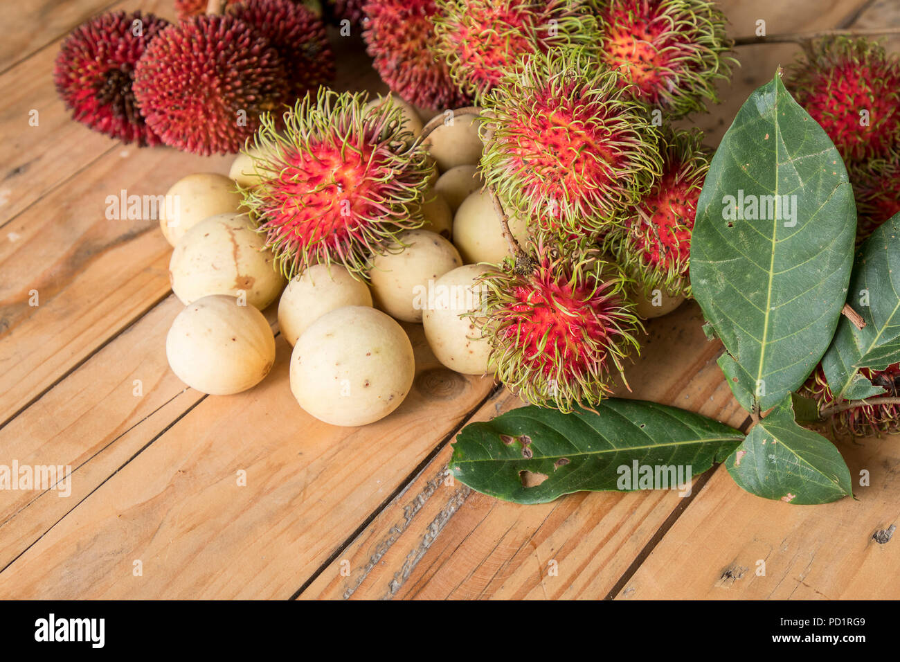 Langsat, pulasan und rambutan auf dem hölzernen Tisch Stockfoto