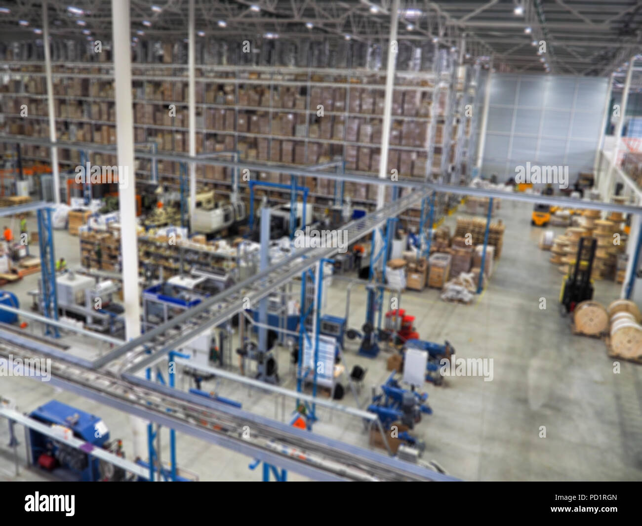 Lager, Lager Industrie- und Logistikunternehmen. Kommerzielle Lager. Kisten und Kästen in den Regalen der drei Geschichte bereit. Die e Stockfoto