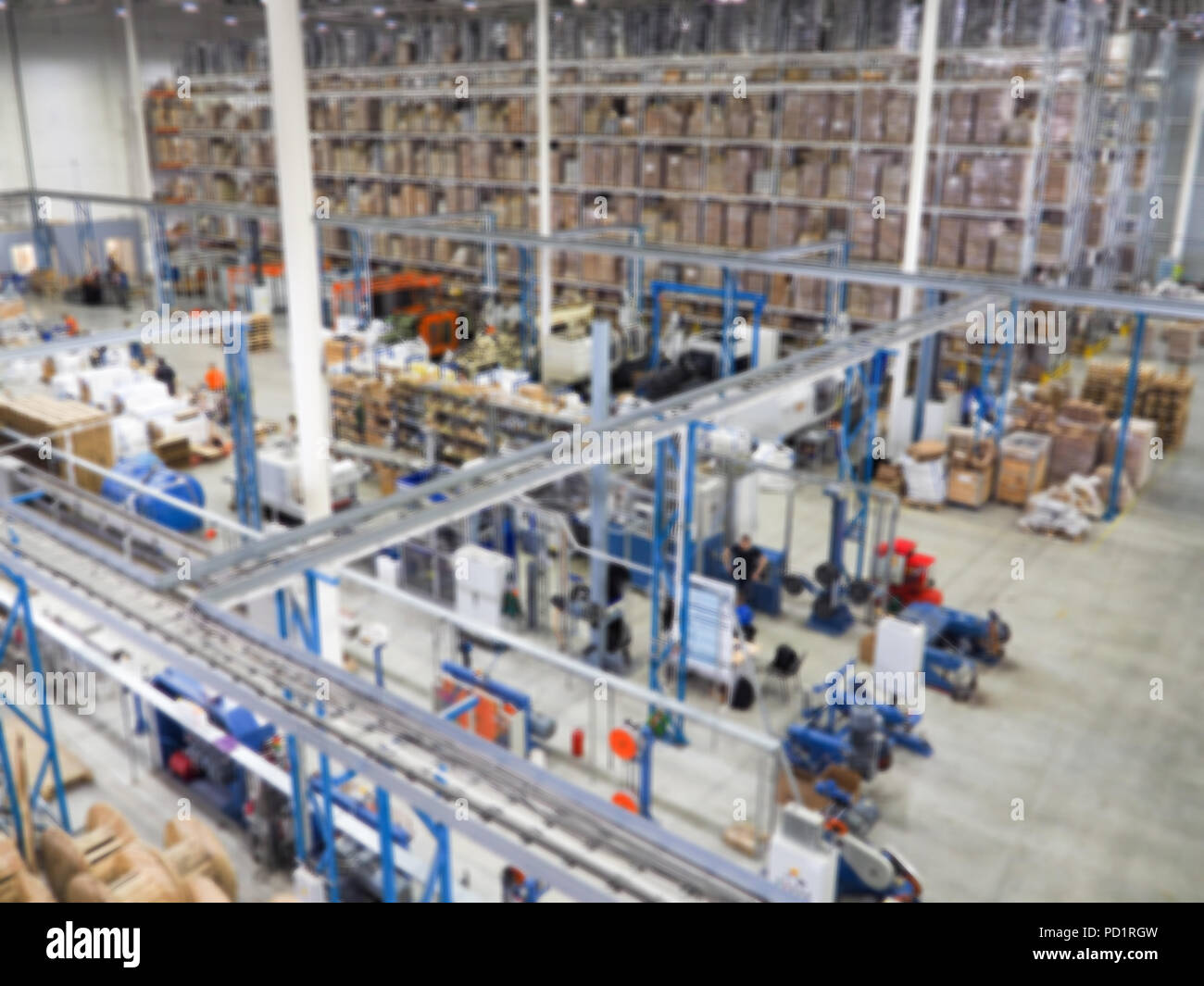 Lager, Lager Industrie- und Logistikunternehmen. Kommerzielle Lager. Kisten und Kästen in den Regalen der drei Geschichte bereit. Die e Stockfoto