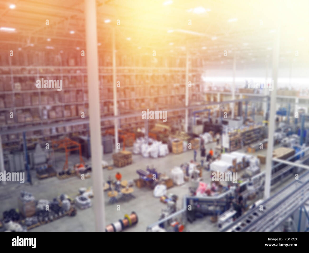 Lager, Lager Industrie- und Logistikunternehmen. Kommerzielle Lager. Kisten und Kästen in den Regalen der drei Geschichte bereit. Die e Stockfoto