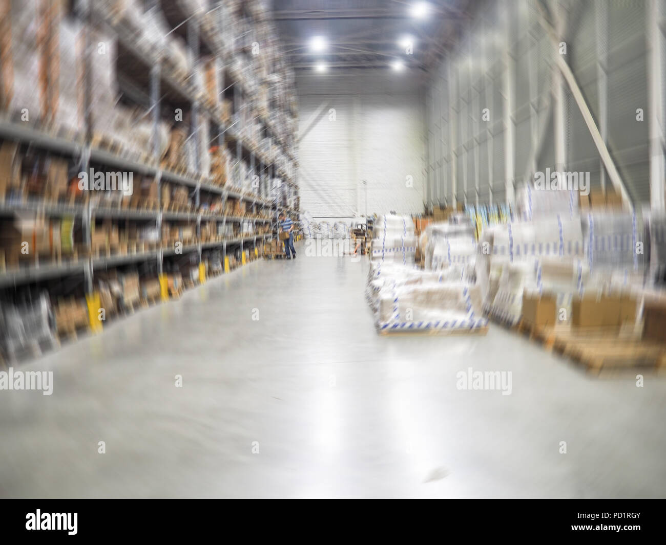 Lager, Lager Industrie- und Logistikunternehmen. Kommerzielle Lager. Kisten und Kästen in den Regalen der drei Geschichte bereit. Die e Stockfoto