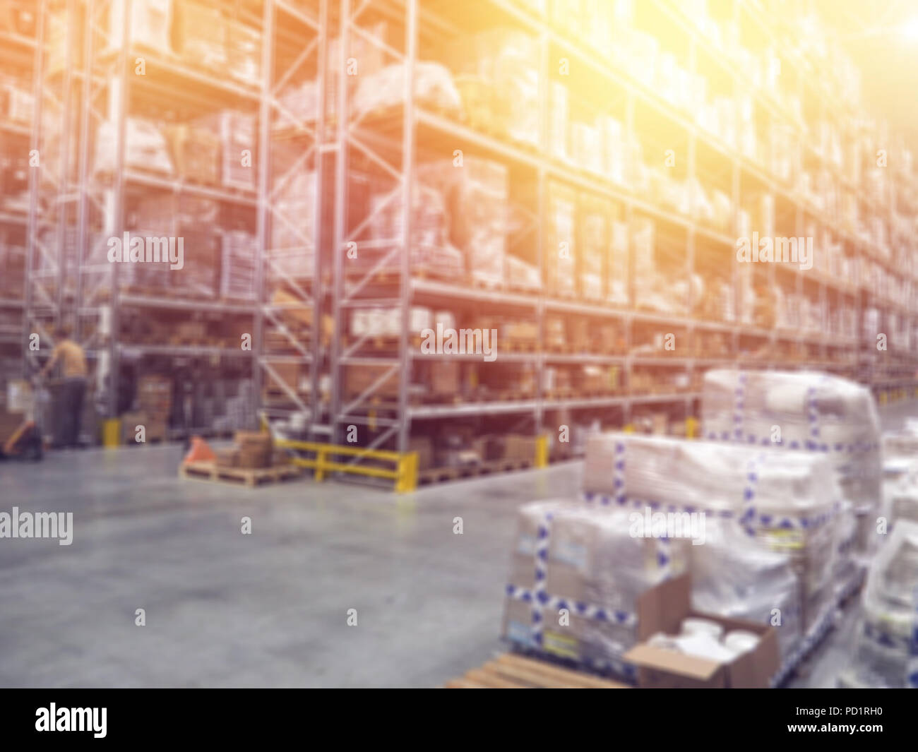 Lager, Lager Industrie- und Logistikunternehmen. Kommerzielle Lager. Kisten und Kästen in den Regalen der drei Geschichte bereit. Die e Stockfoto