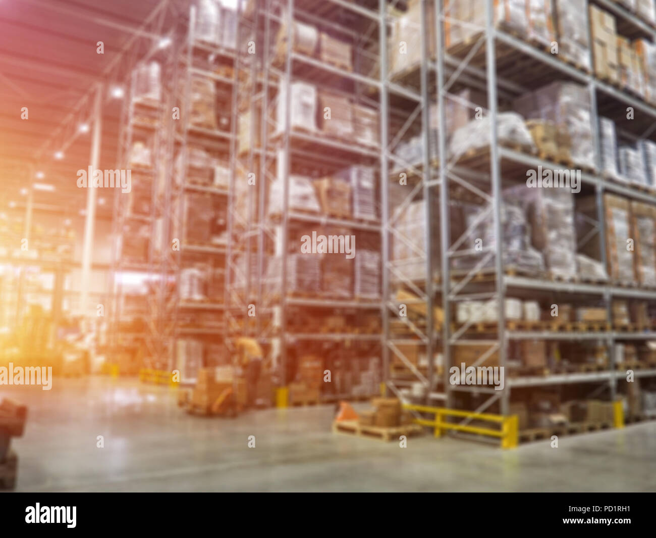 Lager, Lager Industrie- und Logistikunternehmen. Kommerzielle Lager. Kisten und Kästen in den Regalen der drei Geschichte bereit. Die e Stockfoto