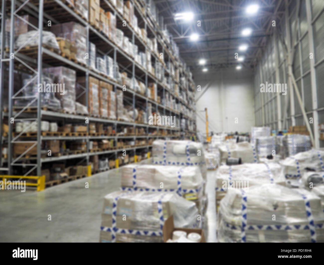 Lager, Lager Industrie- und Logistikunternehmen. Kommerzielle Lager. Kisten und Kästen in den Regalen der drei Geschichte bereit. Die e Stockfoto