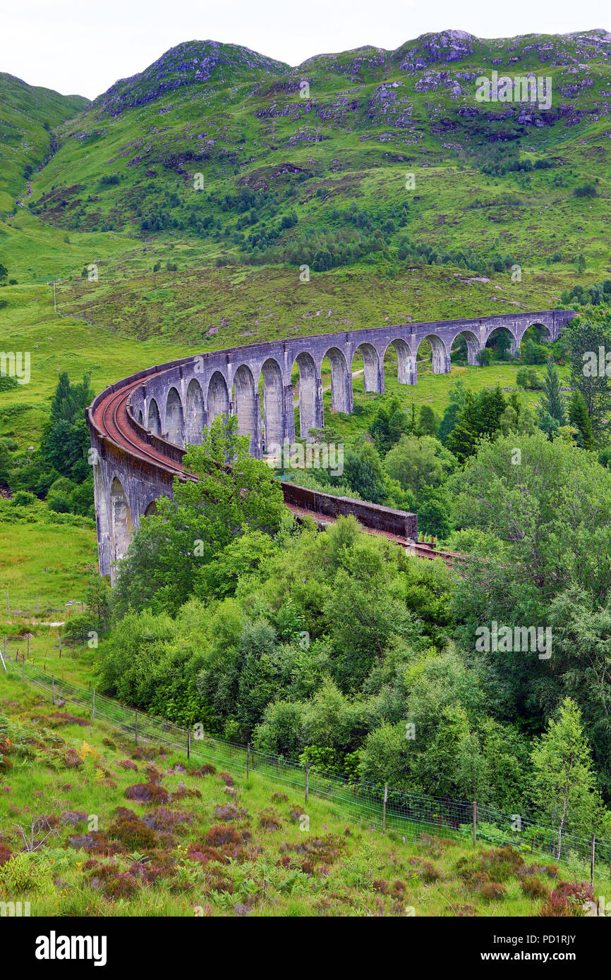 Glenfinnan Viaduct, Eisenbahnviadukt der West Highland Line, Glenfinnan, Inverness-shire, Schottland Stockfoto