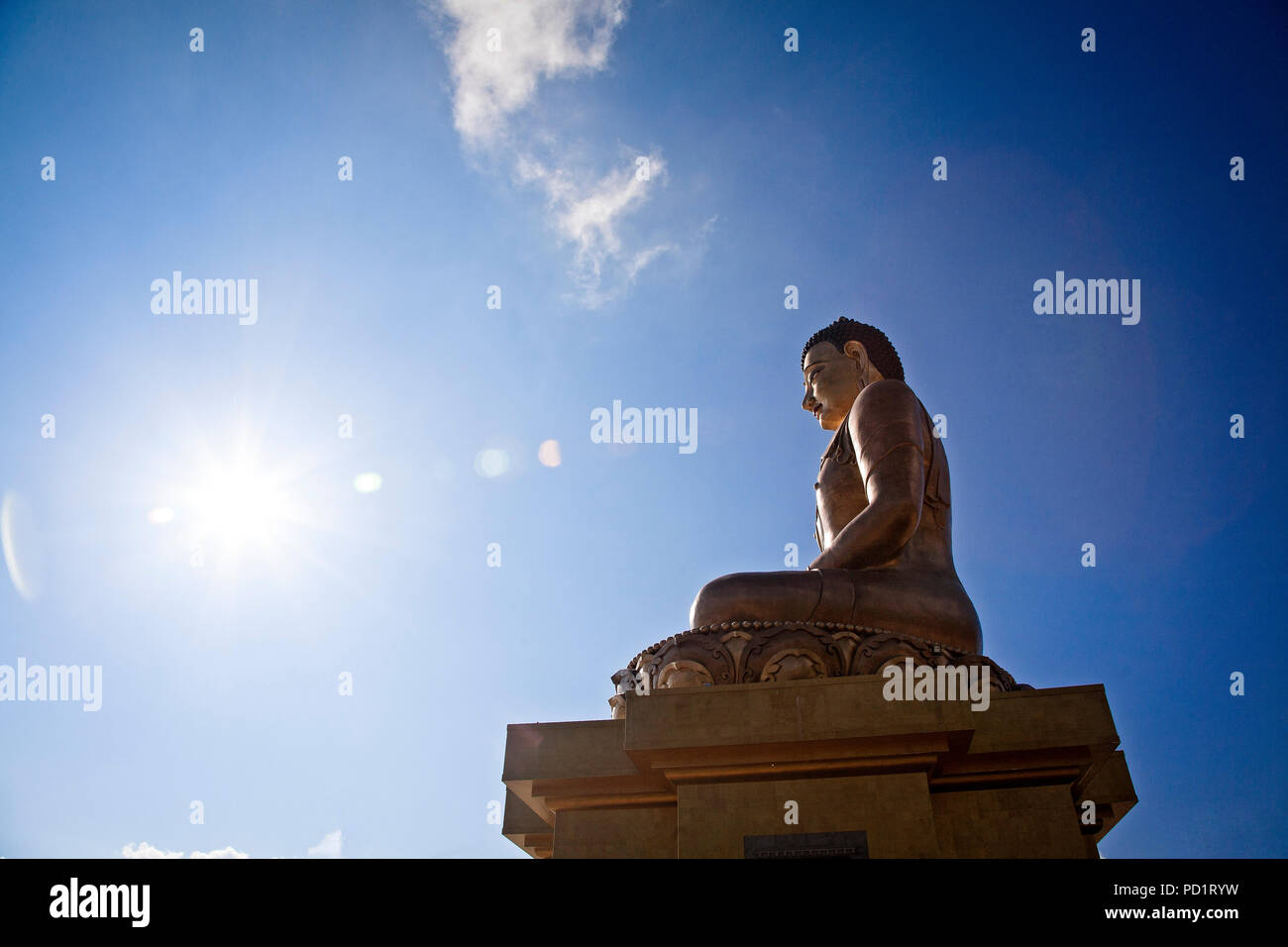 Buddha Dordenma ist ein gigantischer Shakyamuni Buddha in den Bergen Bhutans mit Blick auf das cith von Thimphu. Es ist eines der größten Buddha rupas Stockfoto