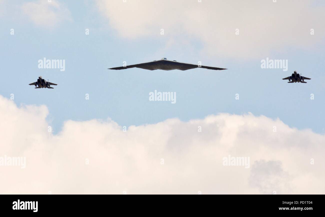 Northrop Grumman B-2 Spirit Stealth Bomber durch 2 McDonnell Douglas F-15 Kampfjets ein Flypast der RIAT 2018 begleitet Stockfoto