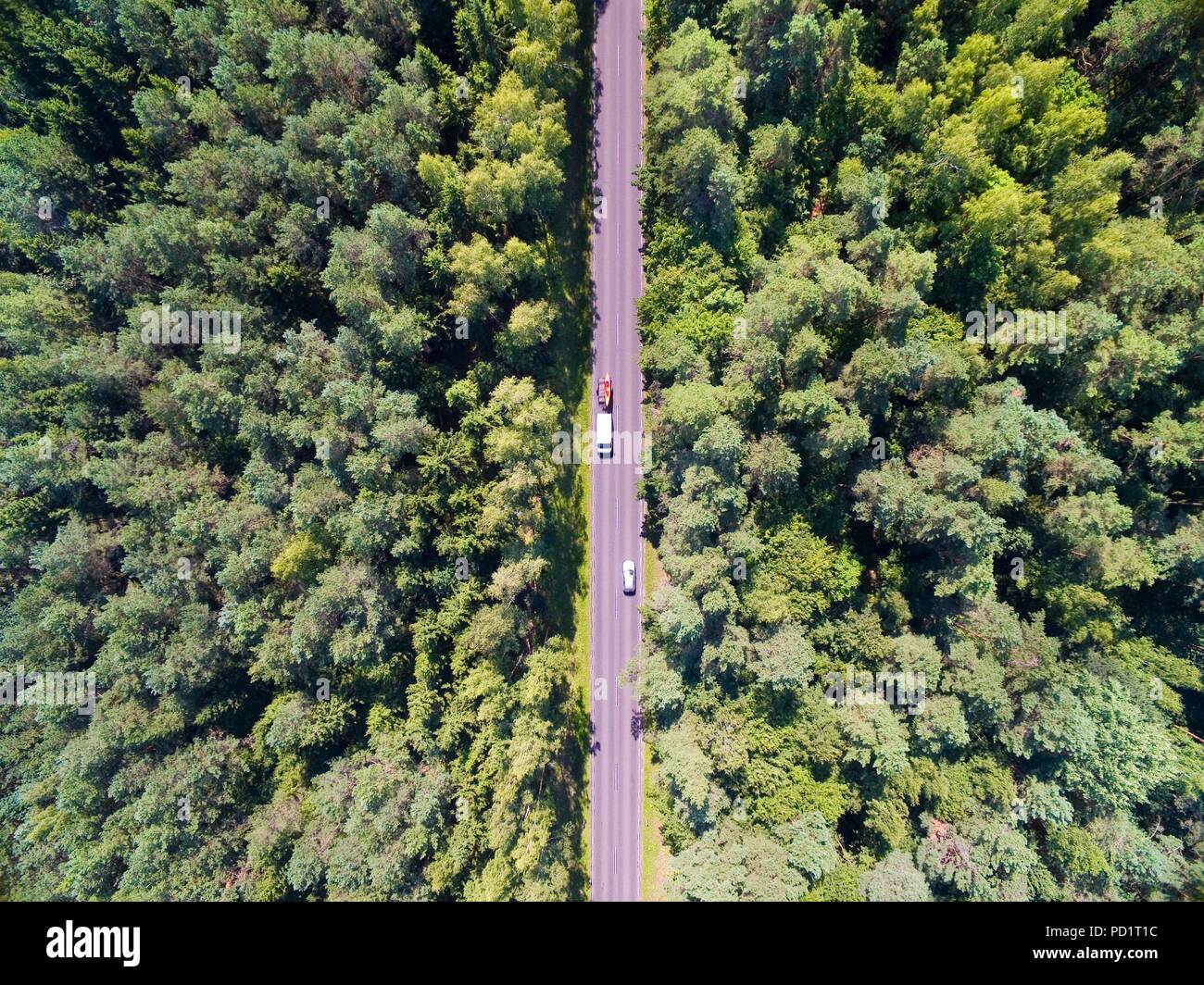 Luftaufnahme von geraden Straße durch den Mischwald, Masuren, Polen Stockfoto