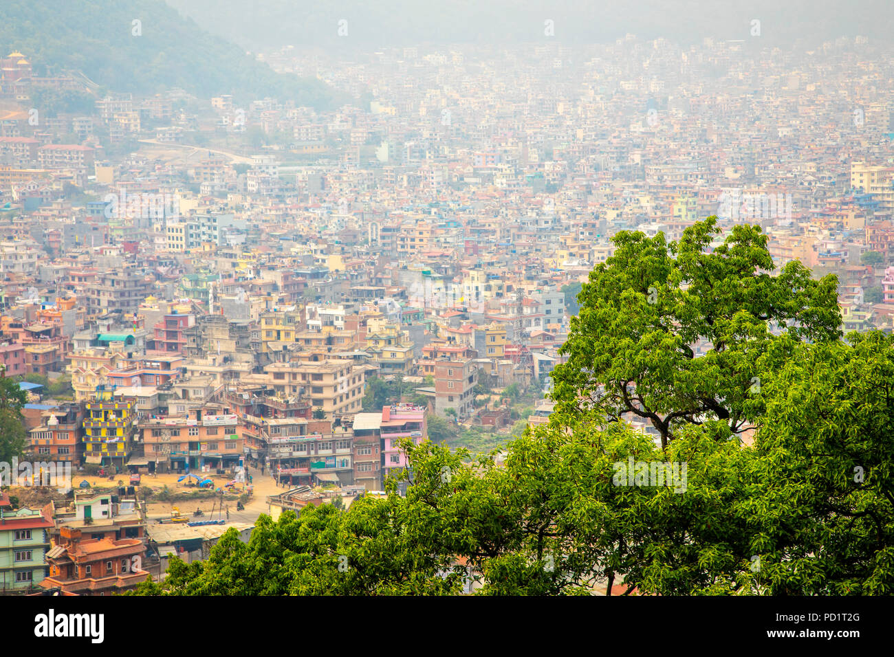 Der kiesige Hauptstadt Kathmandu mit einer Bevölkerung von 1,5 Millionen von oben aus Swayambhunath, Nepal. Stockfoto