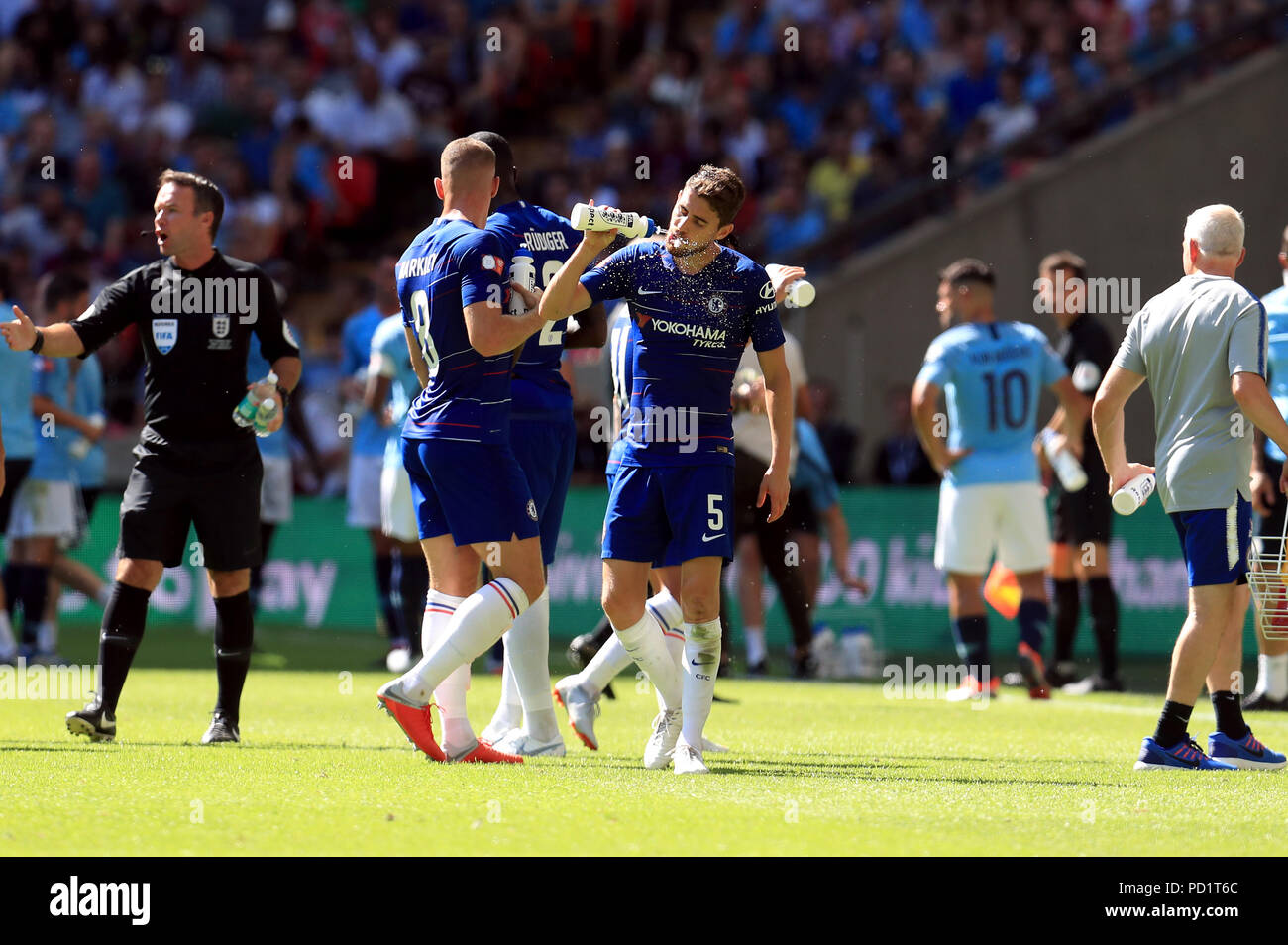 Chelseas Jorginho nimmt auf dem Wasser während einer Getränke Pause während der Gemeinschaft Schild Match im Wembley Stadion, London. Stockfoto