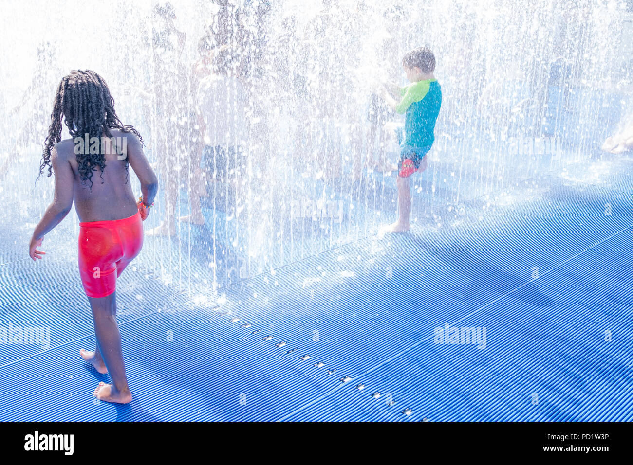 Kinder haben Spaß und Abkühlung im Sommer Hitzewelle in Central London Stockfoto