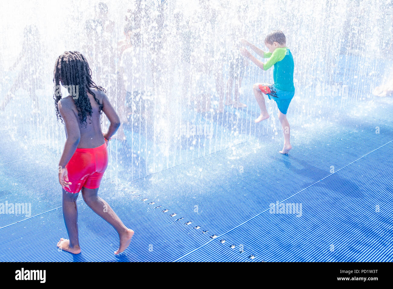 Kinder haben Spaß und Abkühlung im Sommer Hitzewelle in Central London Stockfoto