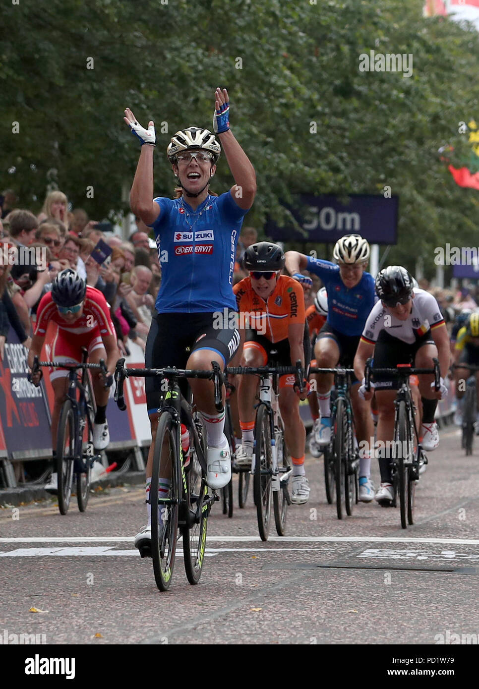 Italiens Marta Bastianelli überquert die Ziellinie 130 der Frauen km Straße Rennen bei Tag vier der 2018 Europameisterschaften im Glasgow Radfahren Road Race Kurs zu gewinnen. Stockfoto